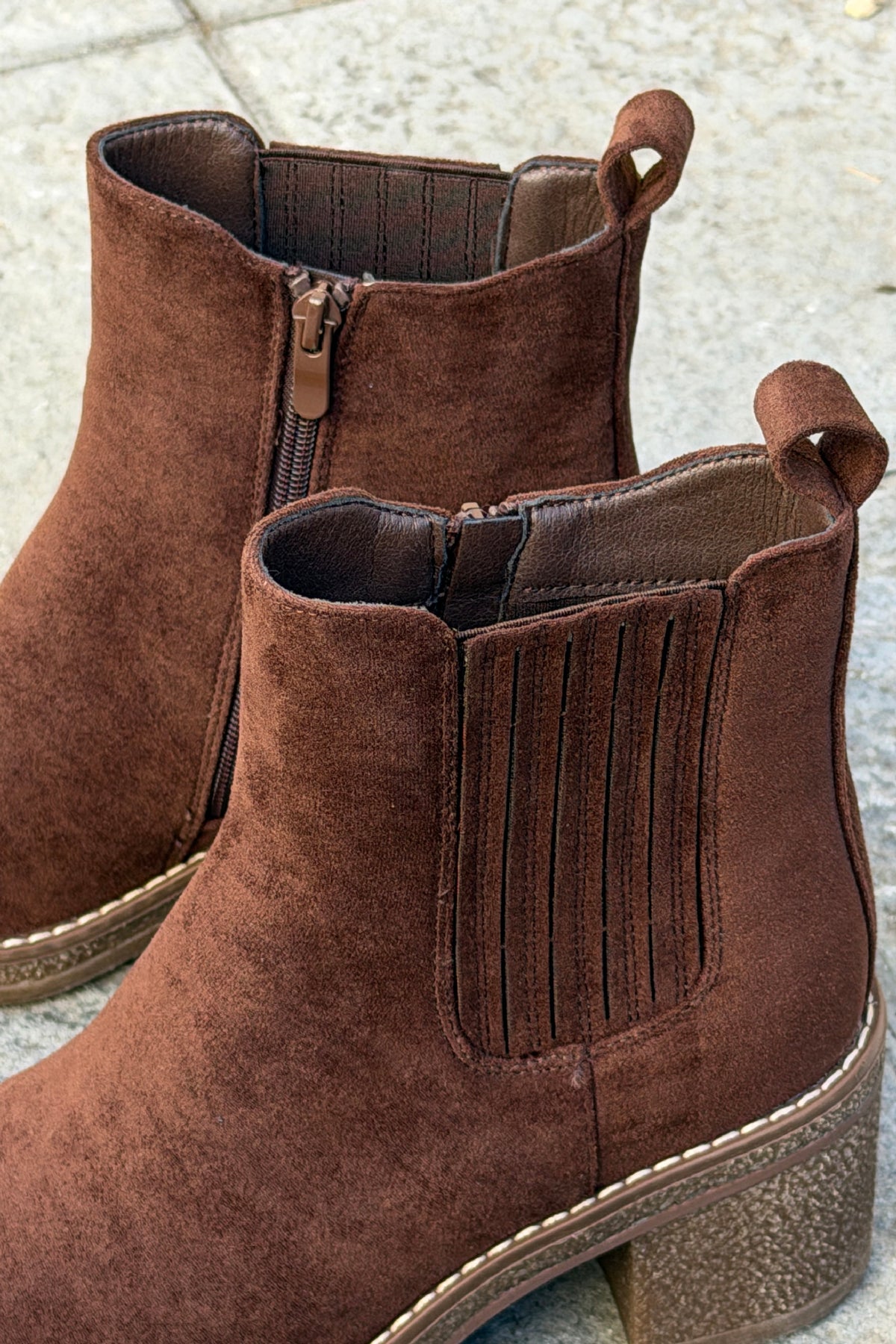 Bottines Chelsea effet daim marron chocolat à talons