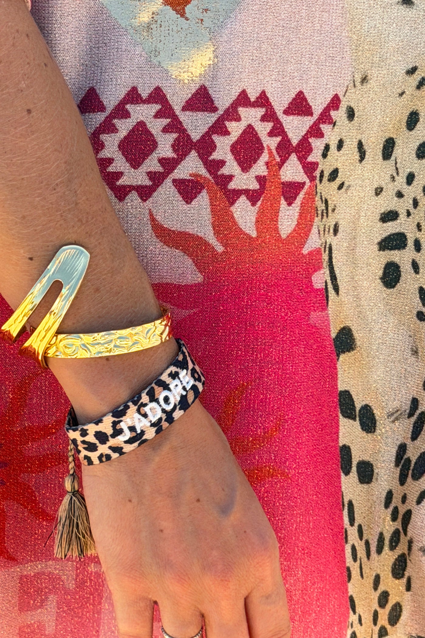 Bracelet en tissu imprimé léopard réglable avec pompons broderie J'adore blanc
