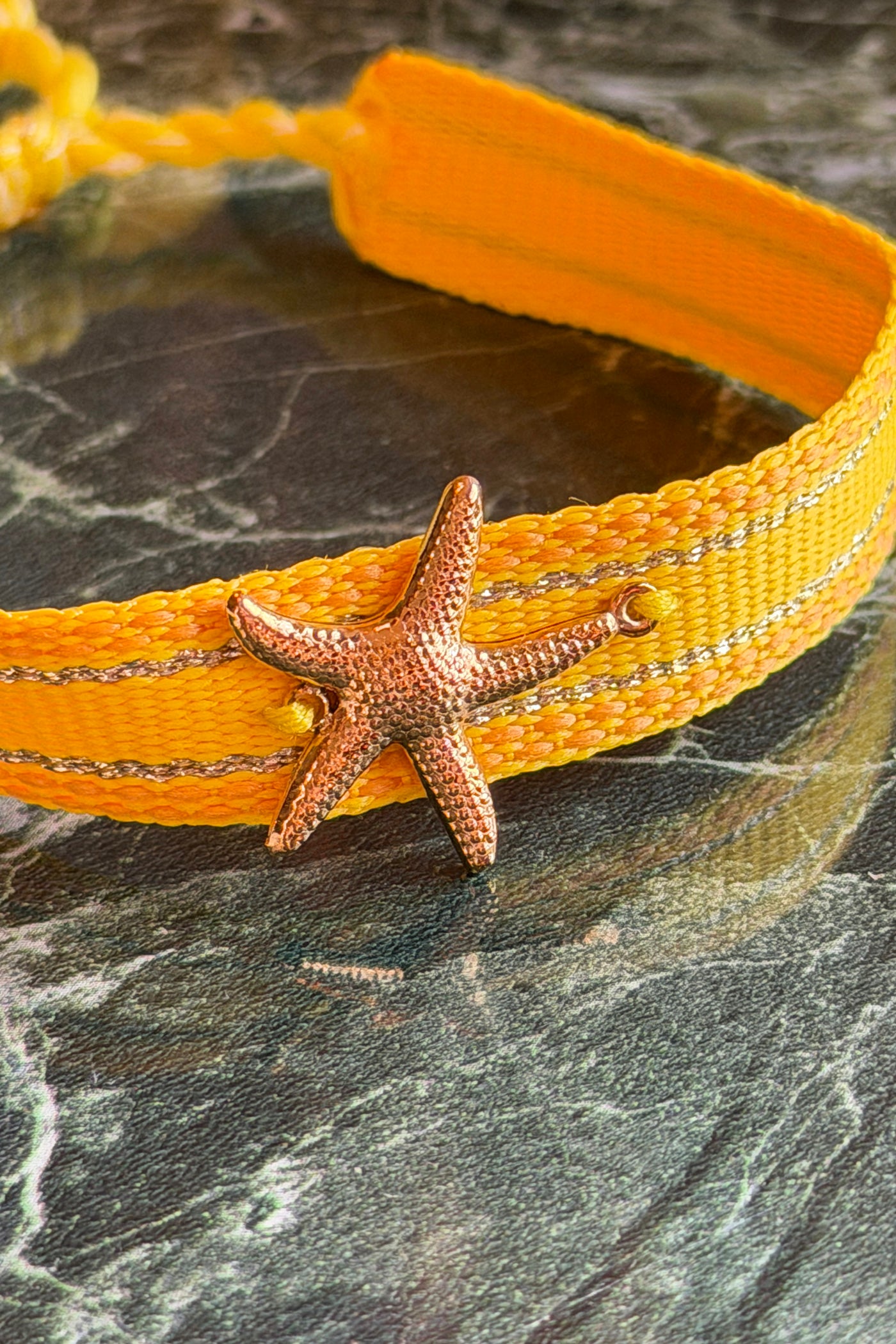 Bracelet en tissu jaune réglable avec pompons breloque Etoile de mer dorée