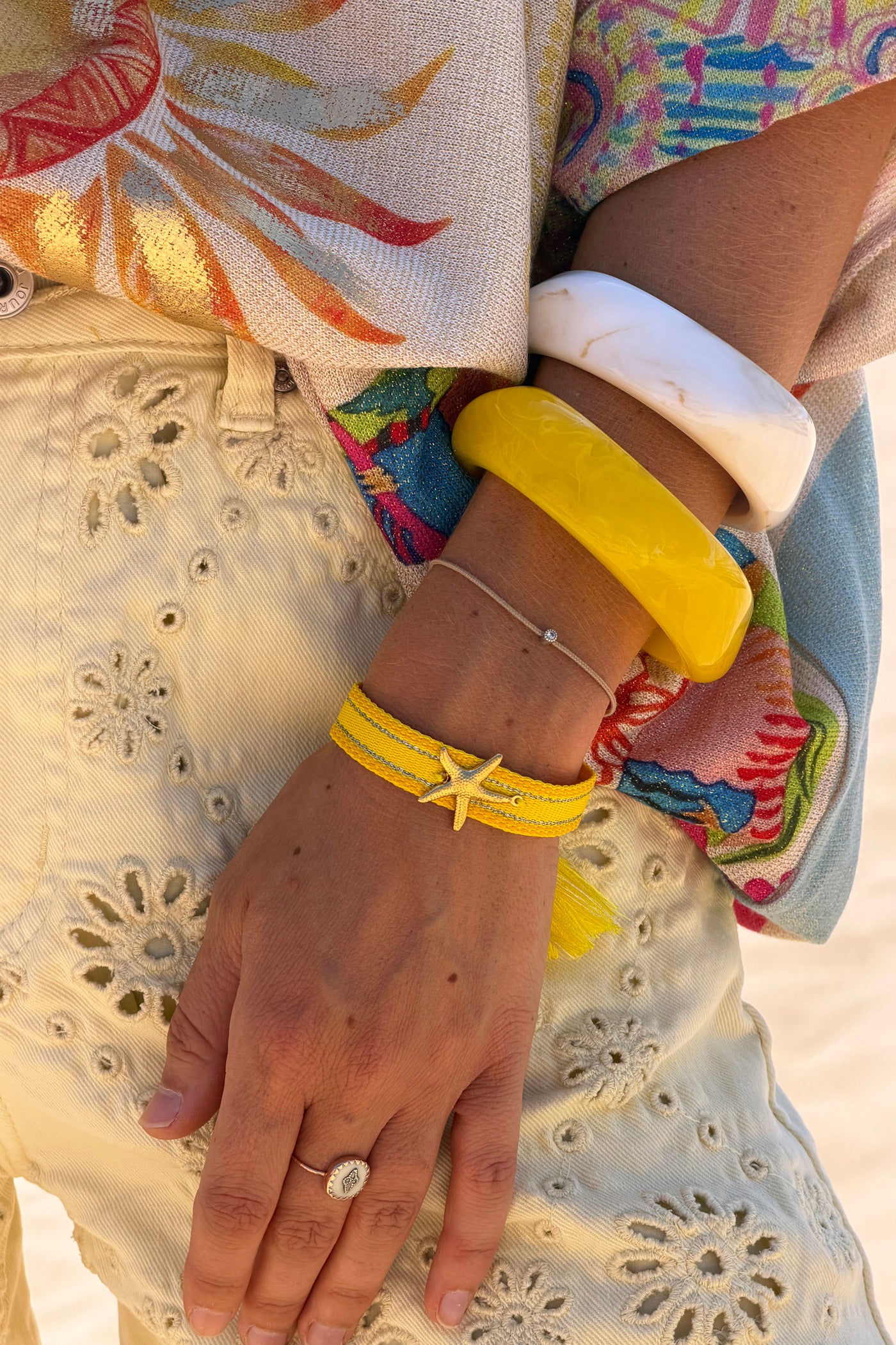 Bracelet en tissu jaune réglable avec pompons breloque Etoile de mer dorée