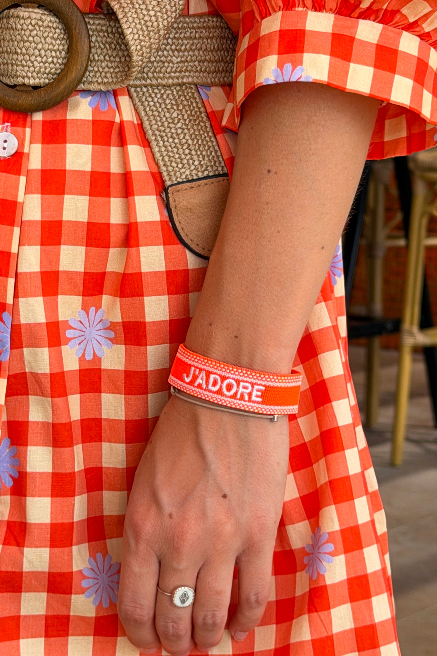 Bracelet en tissu orange réglable avec pompons broderie J'adore