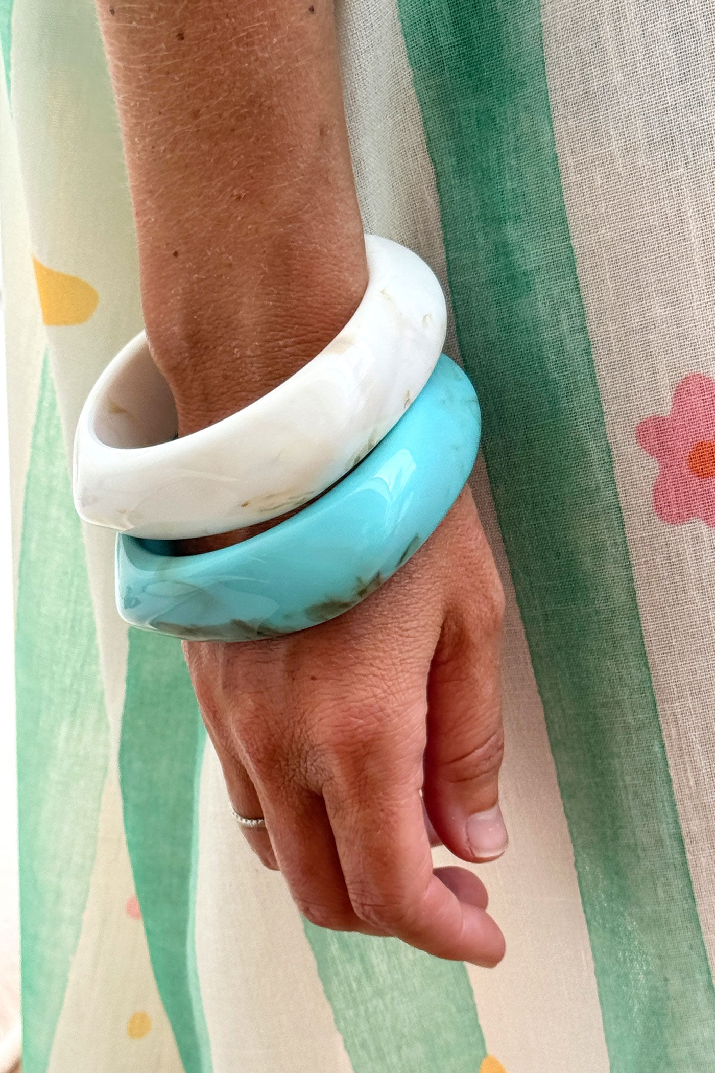 Bracelet jonc en résine marbré turquoise