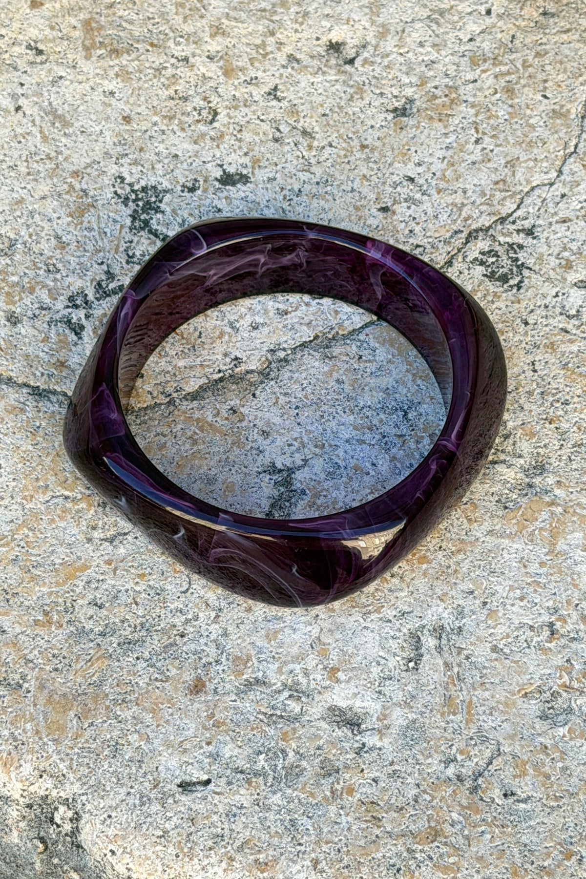 Bracelet jonc en résine marbrée bordeaux aubergine