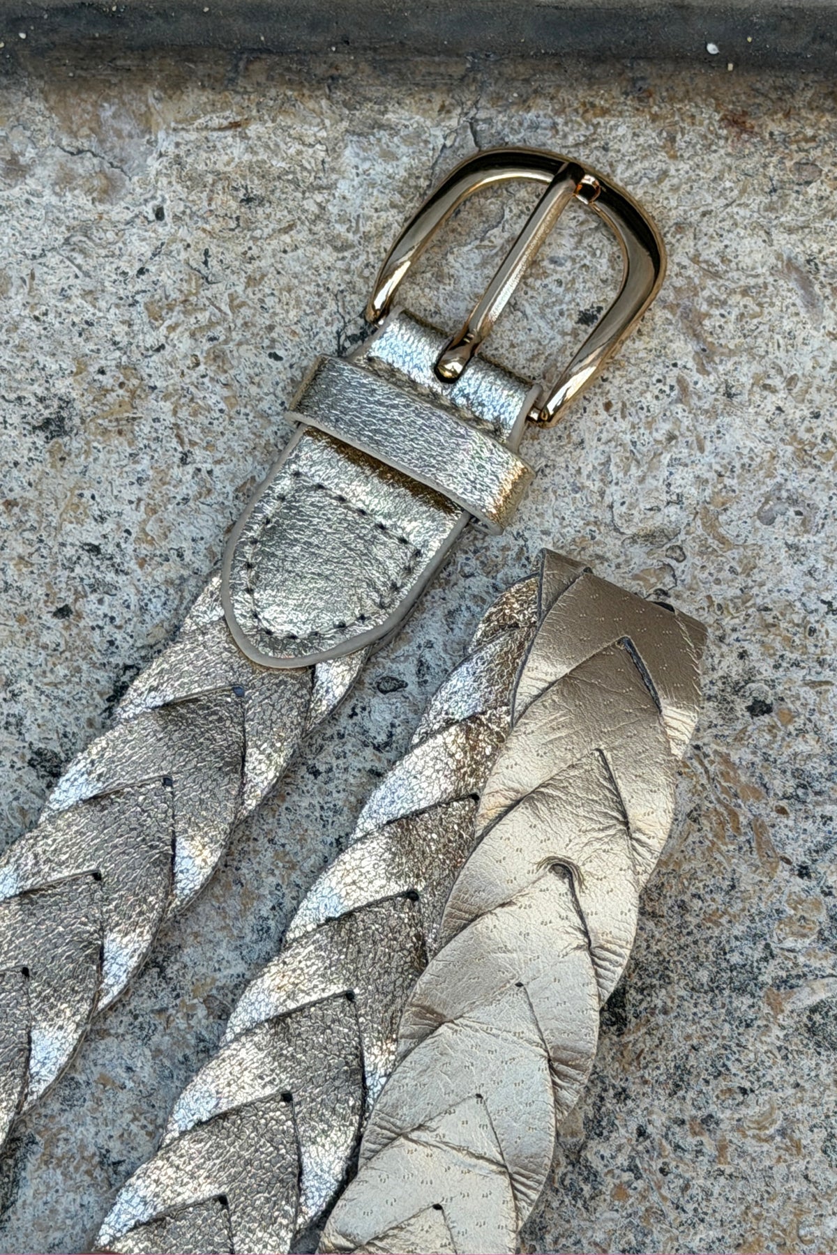 Ceinture tressée dorée souple en simili cuir