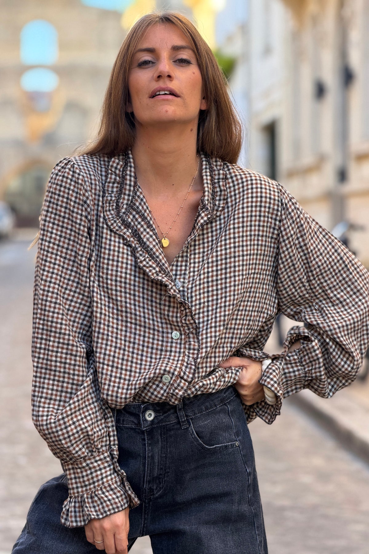 Chemise à petits carreaux marrons en flanelle détail volants froufrous col et manches