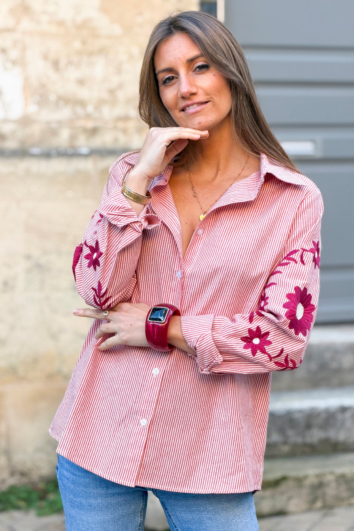 Chemise à rayures aubergine en coton effet piqué broderie fleurs sur les manches