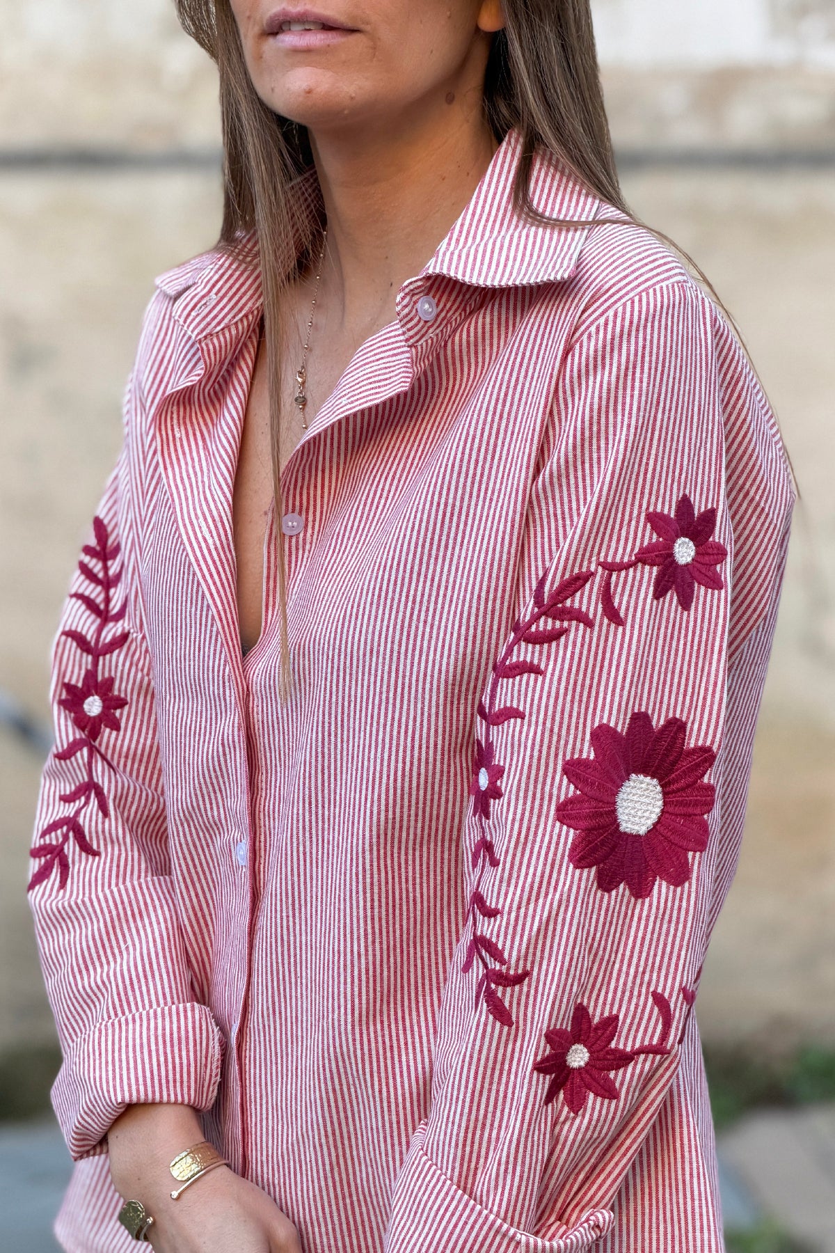 Chemise à rayures aubergine en coton effet piqué broderie fleurs sur les manches