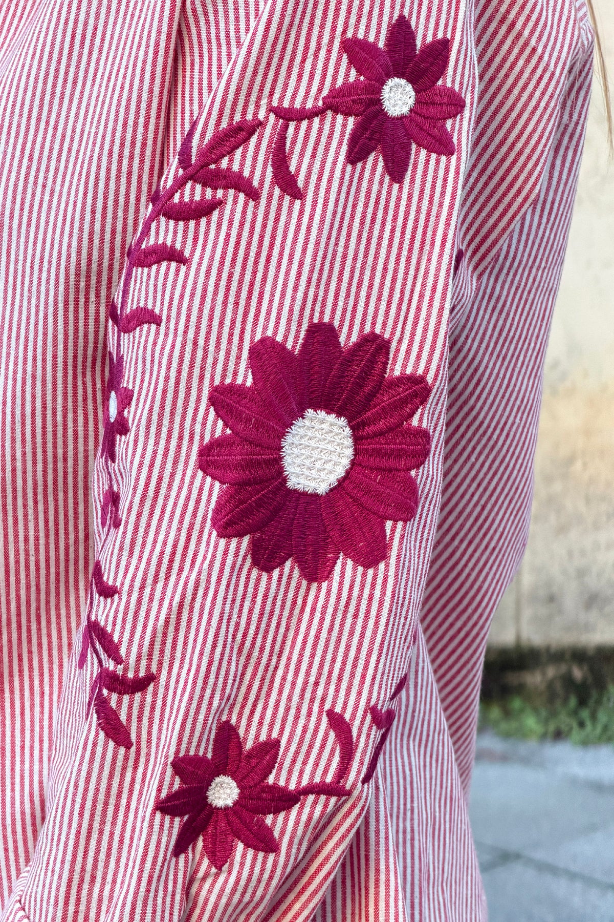 Chemise à rayures aubergine en coton effet piqué broderie fleurs sur les manches