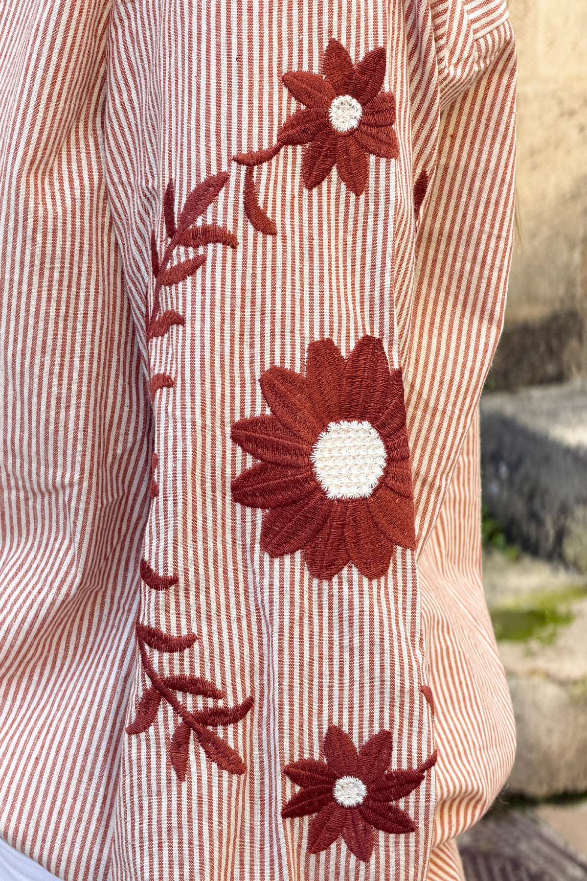 Chemise à rayures marron en coton effet piqué broderie fleurs sur les manches