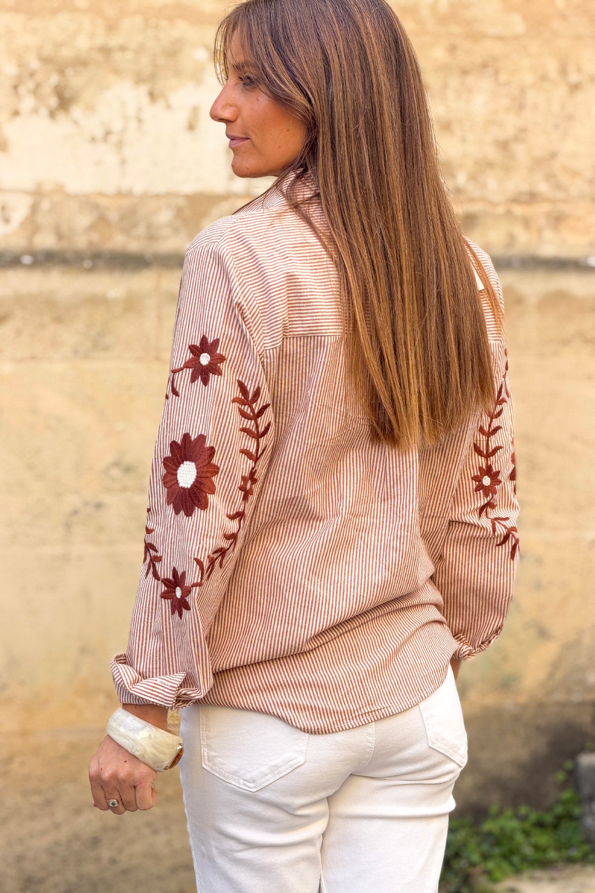 Chemise à rayures marron en coton effet piqué broderie fleurs sur les manches