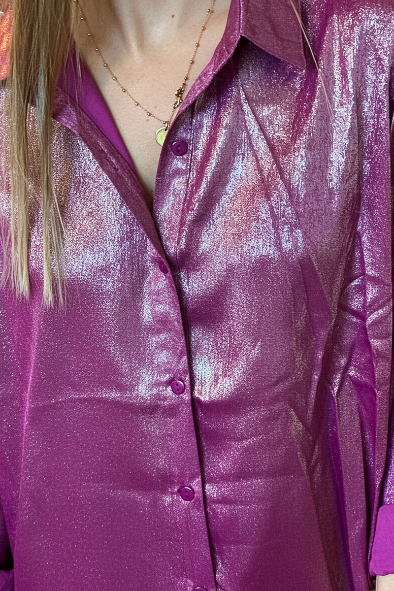 Una camisa berenjena dorada brillante con un efecto aceite especial, hermosa y redonda.
