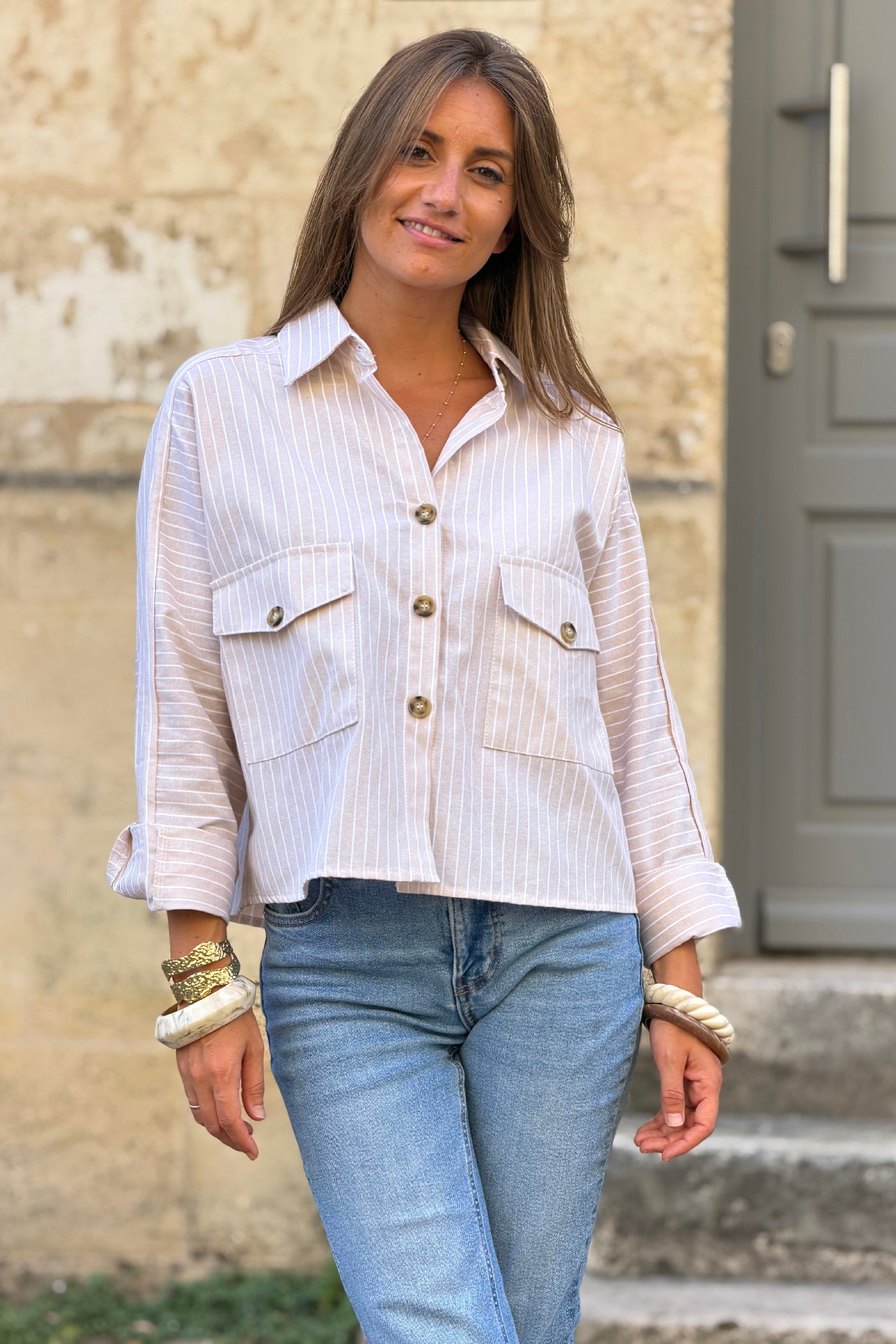 Chemise beige à rayures fines blanches boutons écaille et poches