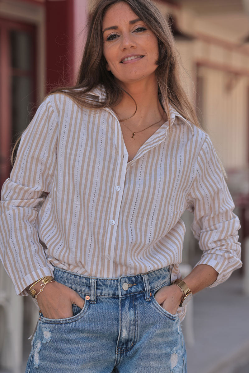 Camisa blanca con rayas beige y detalles calados