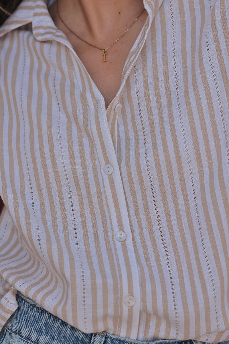 Camisa blanca con rayas beige y detalles calados