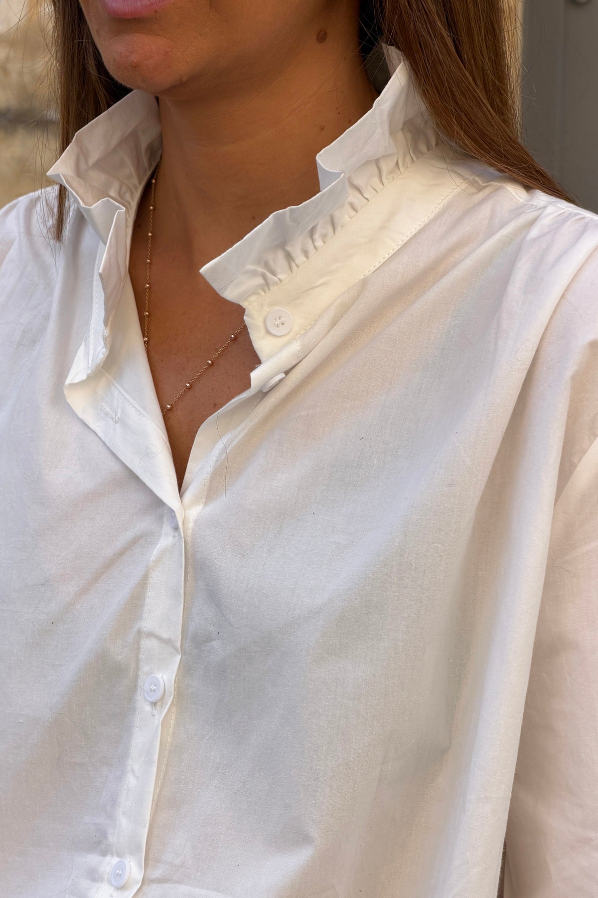 Chemise blanche en coton col victorien montant froufrou