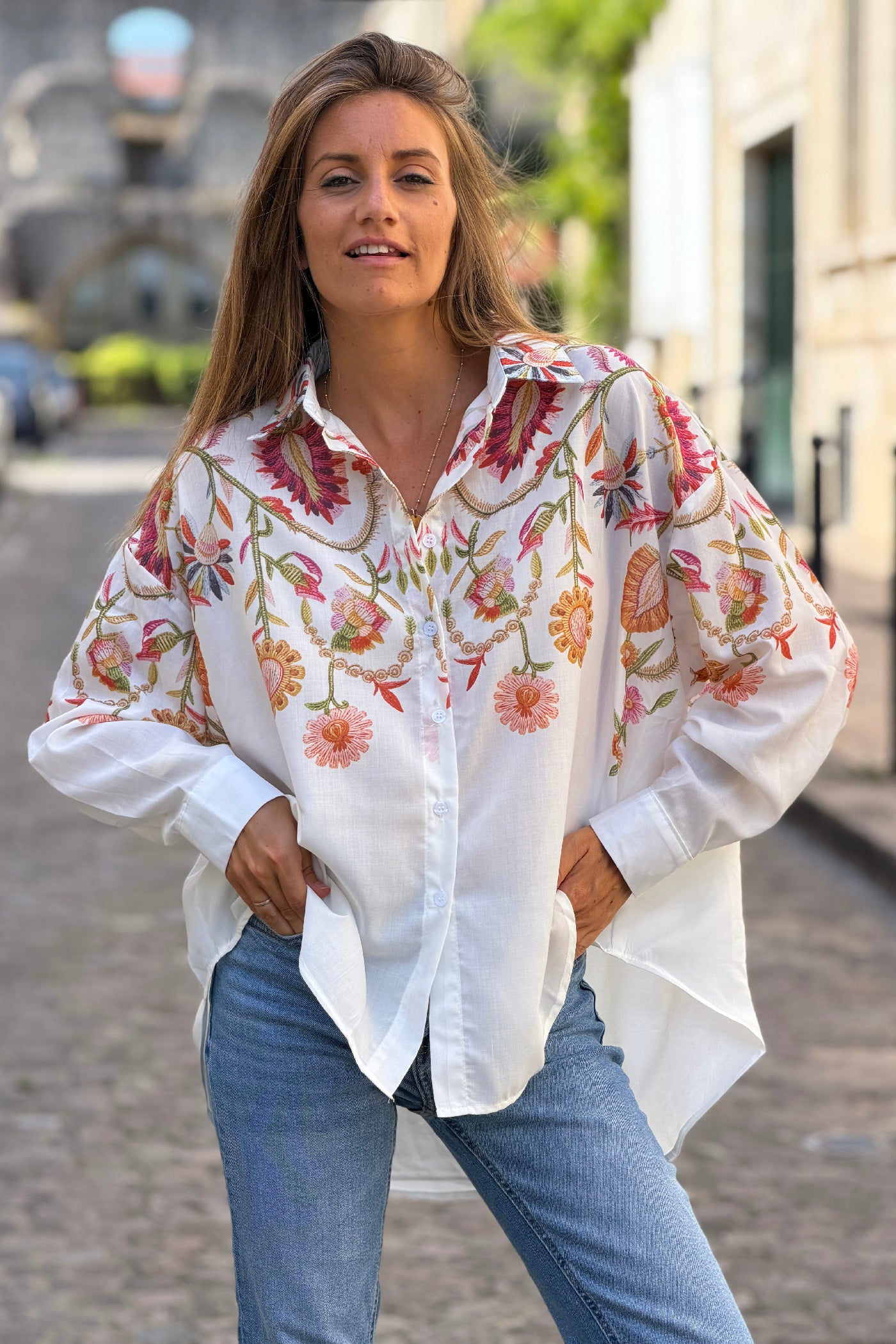 Chemise blanche imprimé effet broderie fleurs colorées