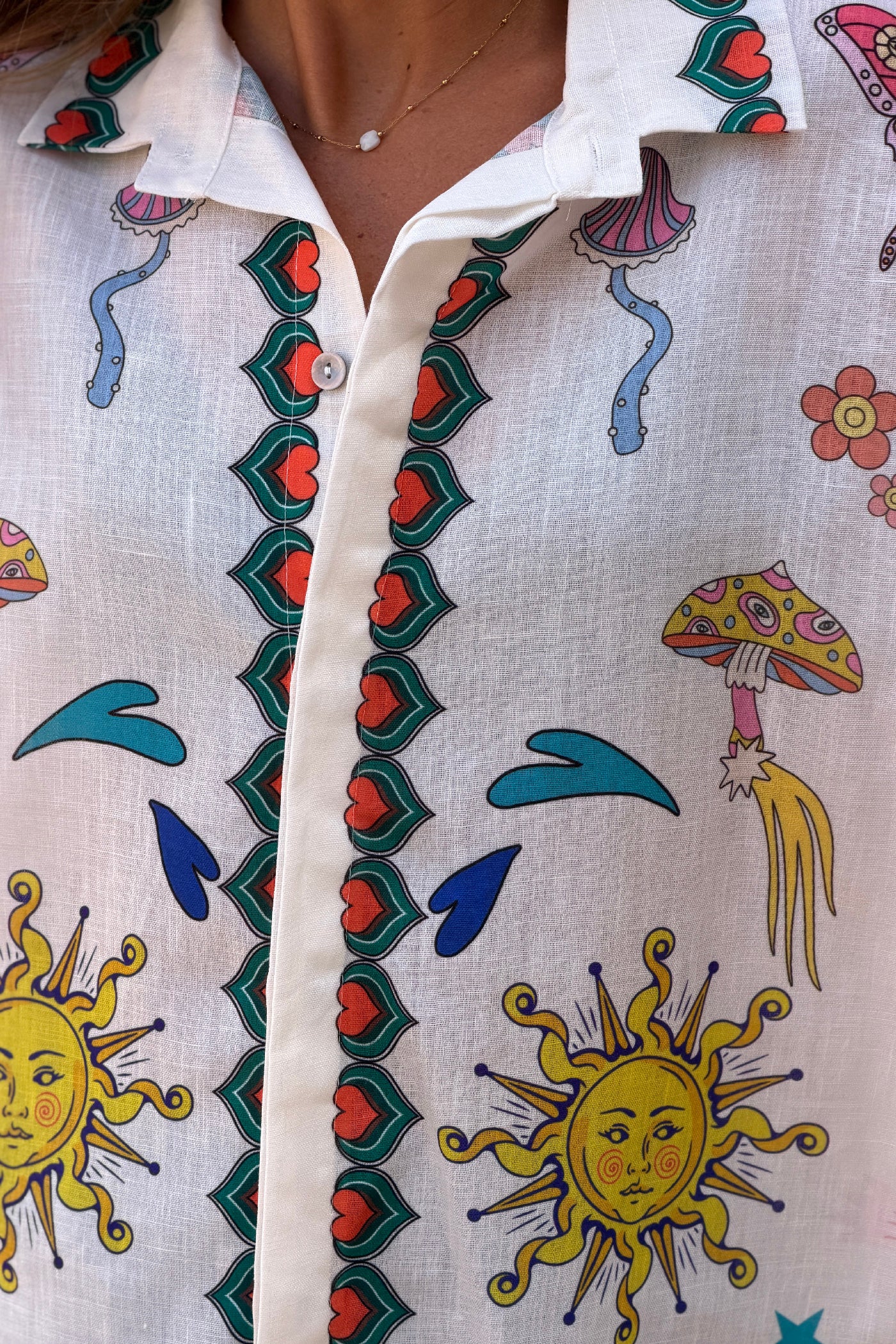 Chemise blanche imprime symboles colores