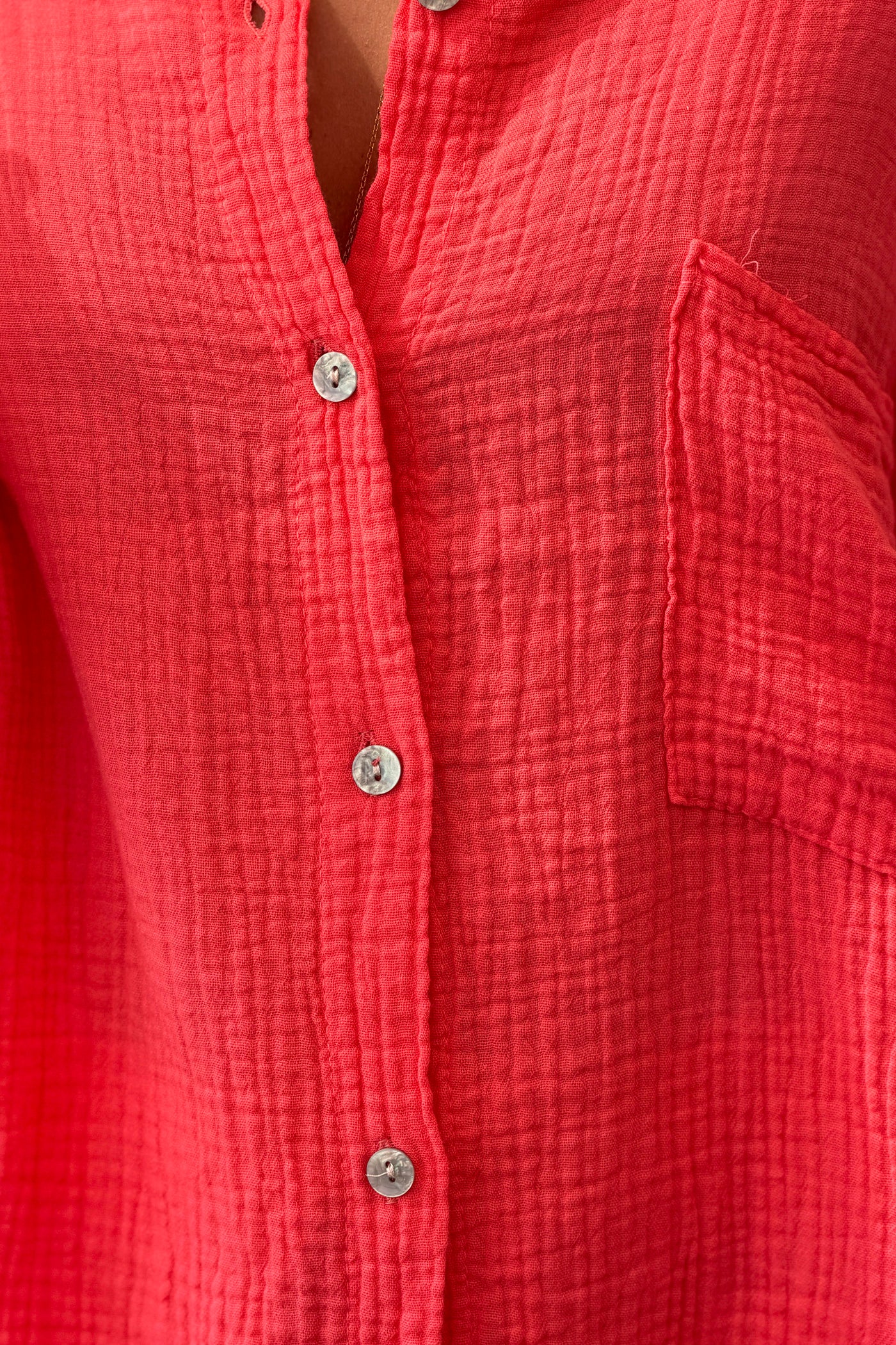 Chemise corail en gaze de coton large avec poche