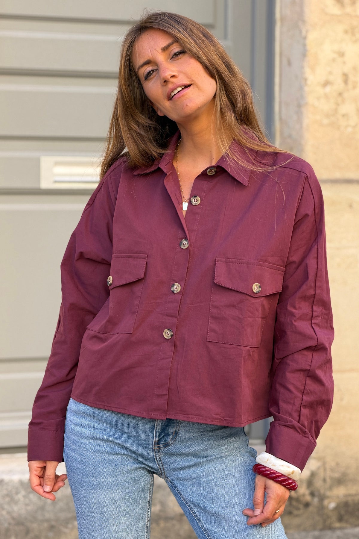 Chemise courte en toile aubergine boutons écaille et poches