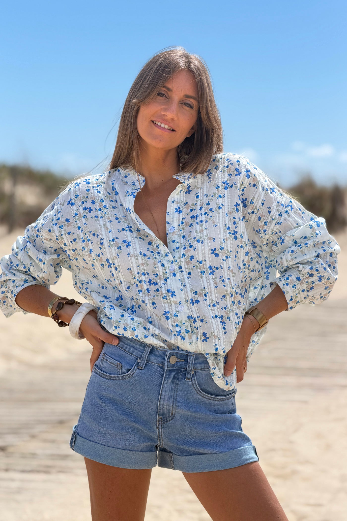 Chemise en coton motif petites fleurs bleues rayures broderie ajourée