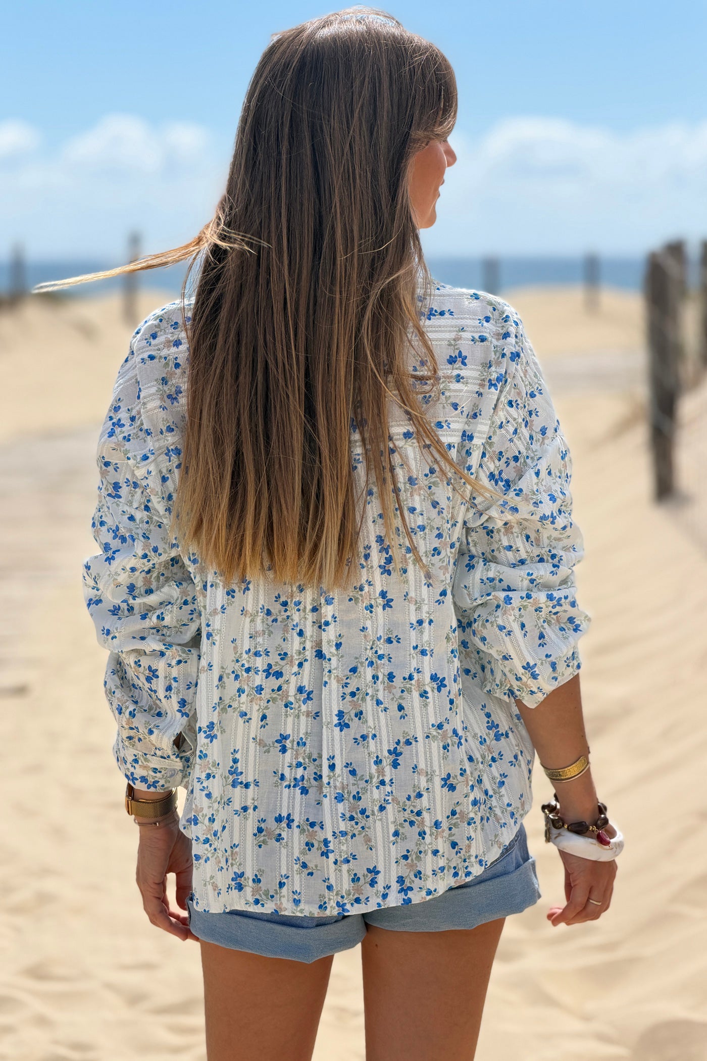 Chemise en coton motif petites fleurs bleues rayures broderie ajourée