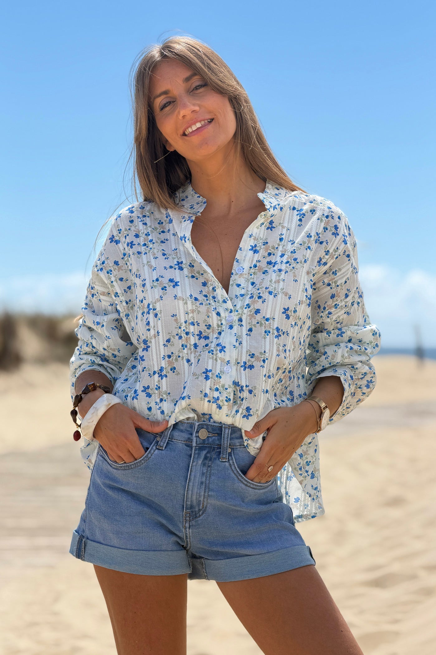 Chemise en coton motif petites fleurs bleues rayures broderie ajourée