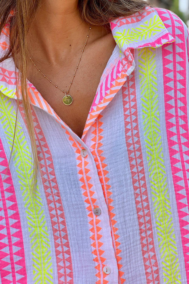 Camisa de gasa de algodón con estampado étnico y mangas cortas en tonos rosa, naranja y amarillo.