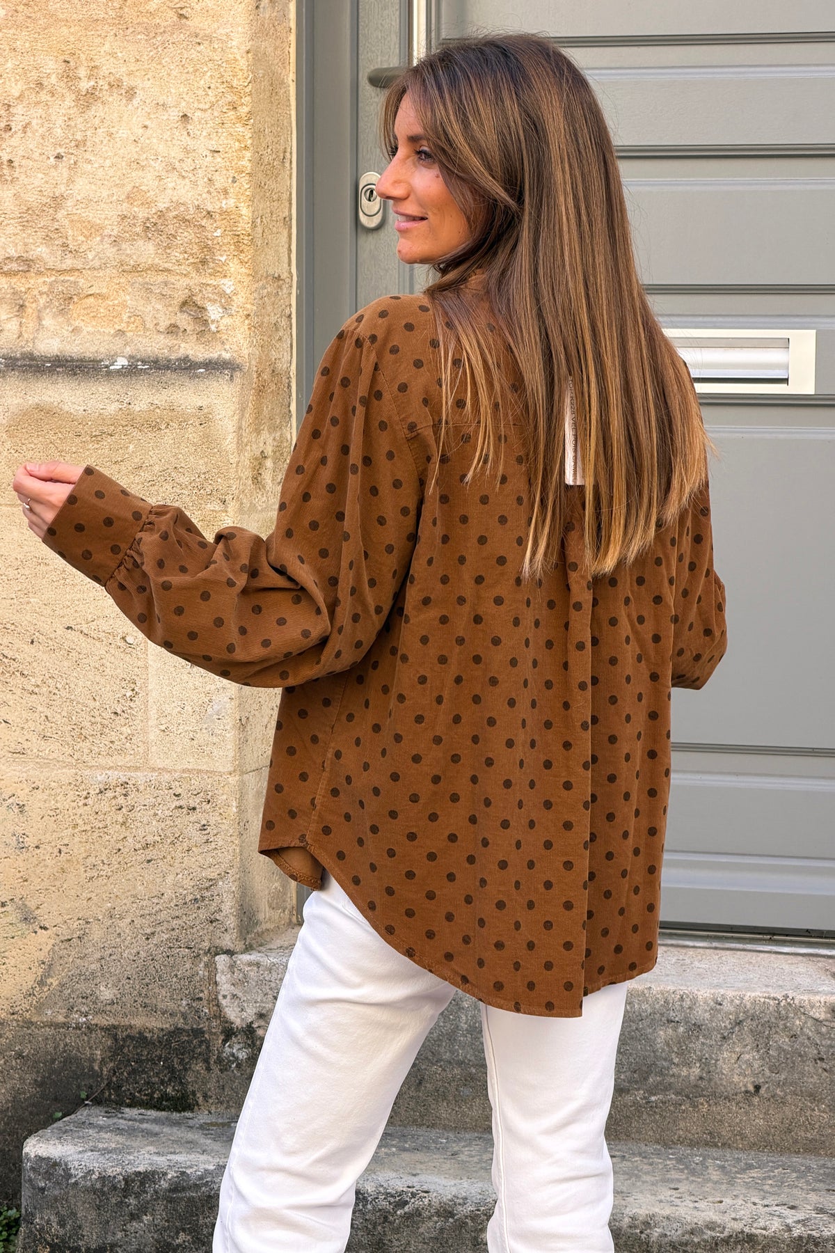 Chemise en velours côtelé fin camel motifs pois col victorien montant