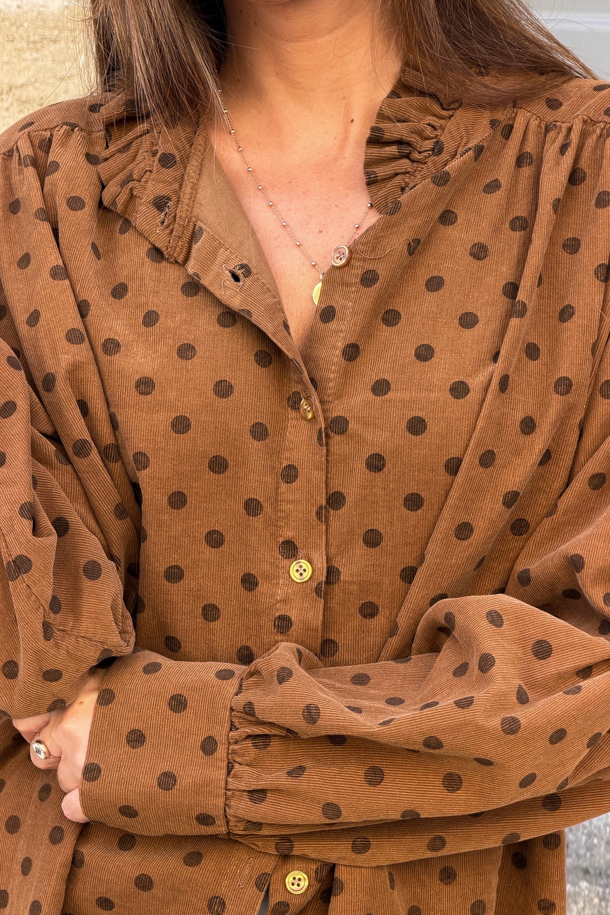 Chemise en velours côtelé fin camel motifs pois col victorien montant
