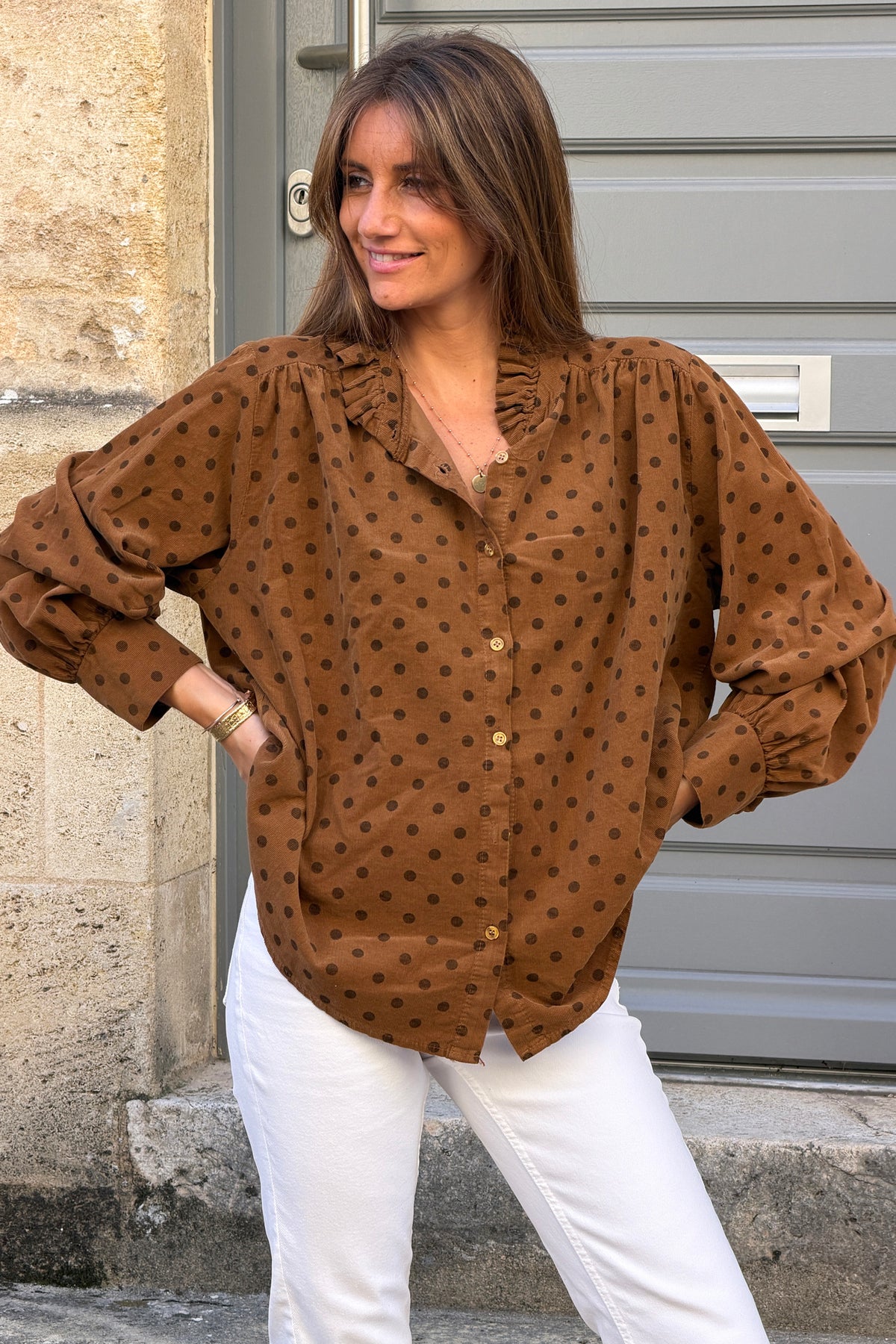 Chemise en velours côtelé fin camel motifs pois col victorien montant