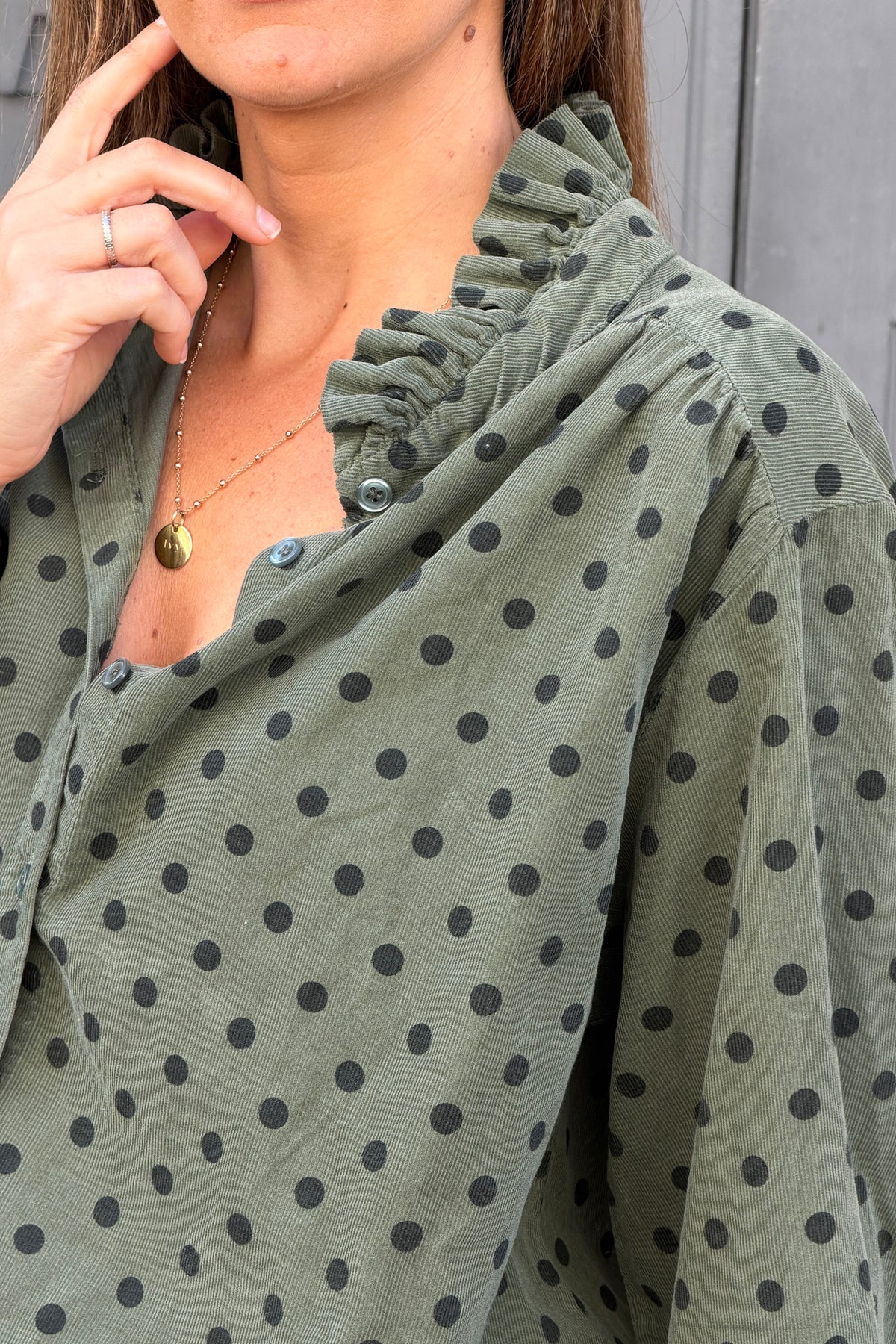 Chemise en velours côtelé fin kaki motifs pois col victorien montant