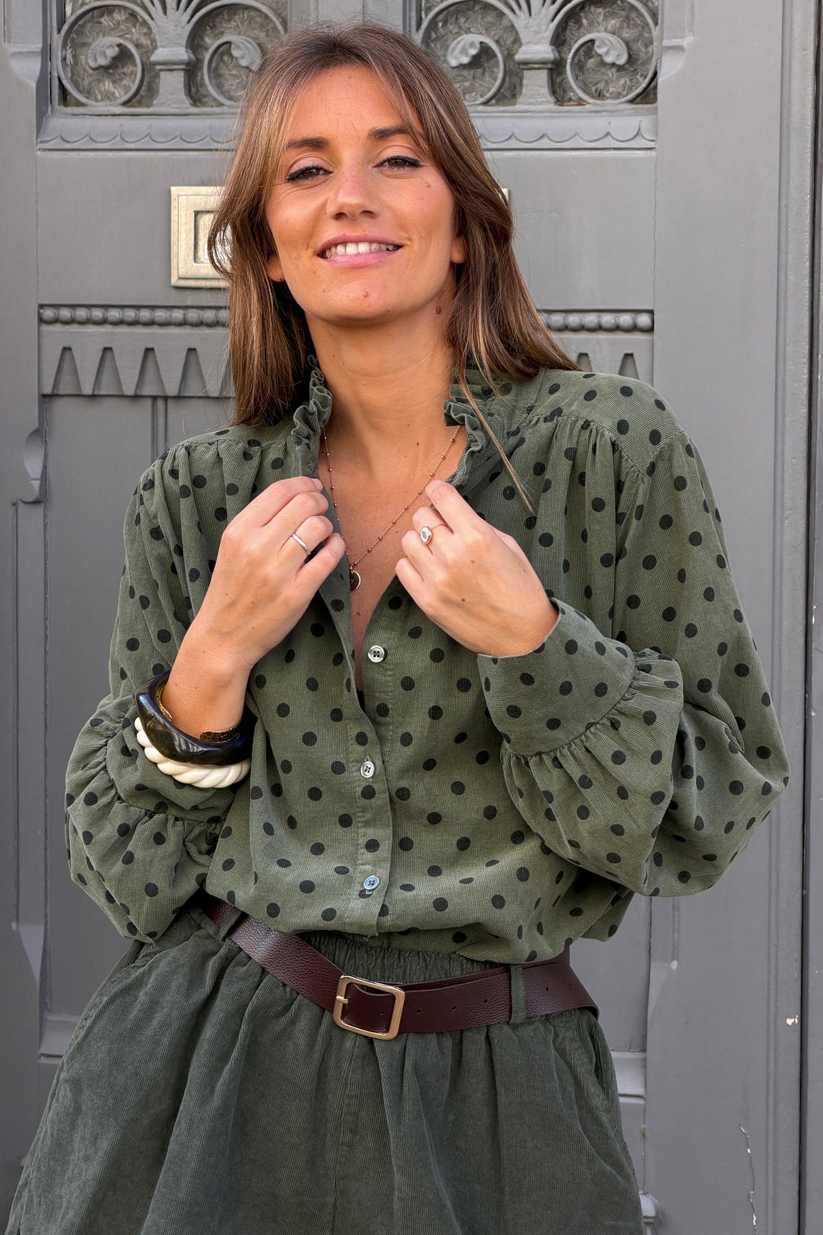 Chemise en velours côtelé fin kaki motifs pois col victorien montant