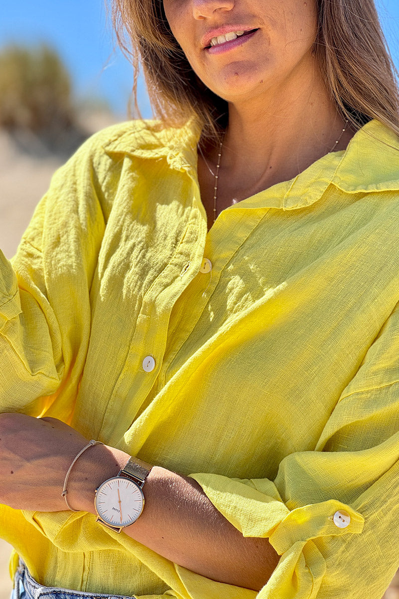 Camisa de lino amarilla con botones de nácar