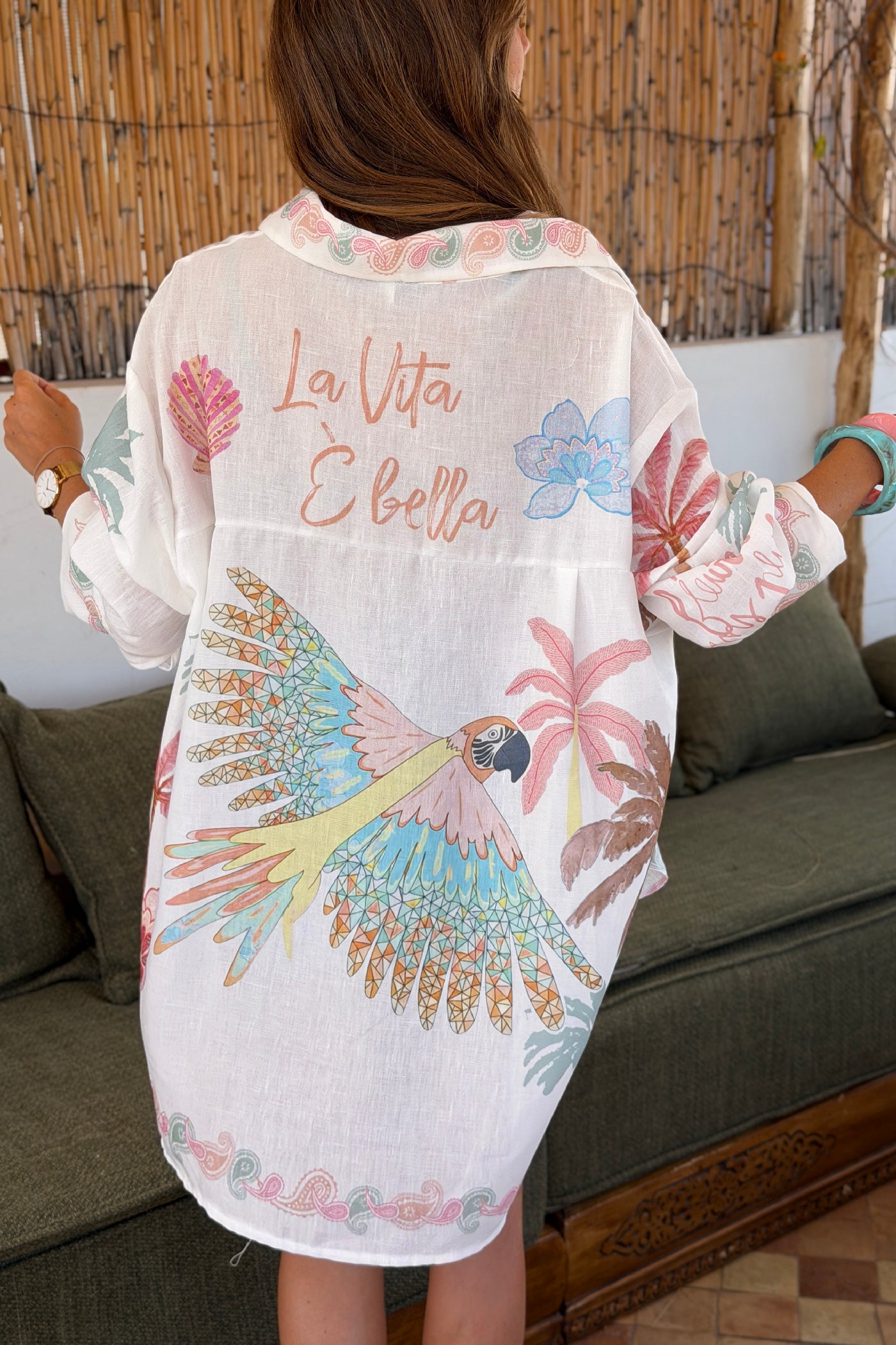 Chemise large blanche imprimé tropical pastel palmiers et perroquets détail brillant