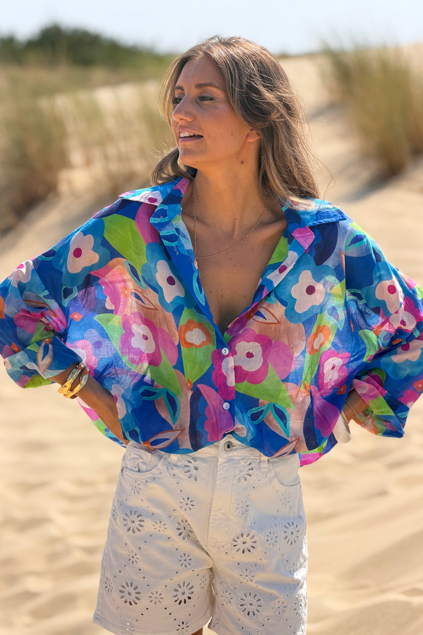 Chemise légère bleu roi en voile de coton imprimé fleurs peinture aquarelle
