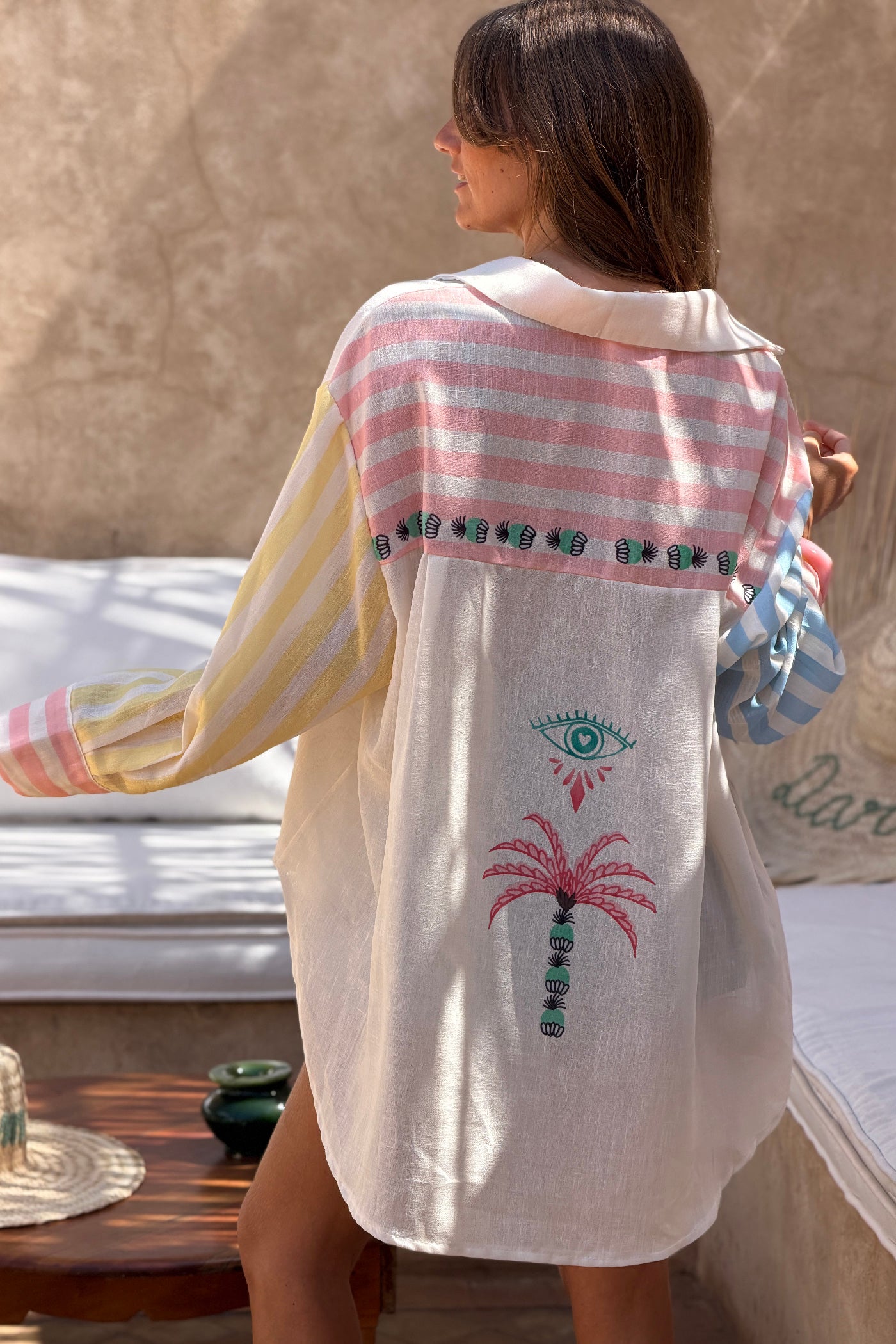 Chemise loose ecrue motifs palmiers oeil manches rayures colorées