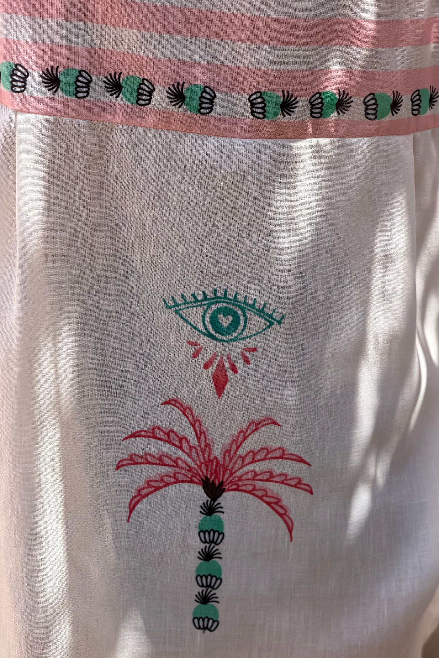 Chemise loose ecrue motifs palmiers oeil manches rayures colorées