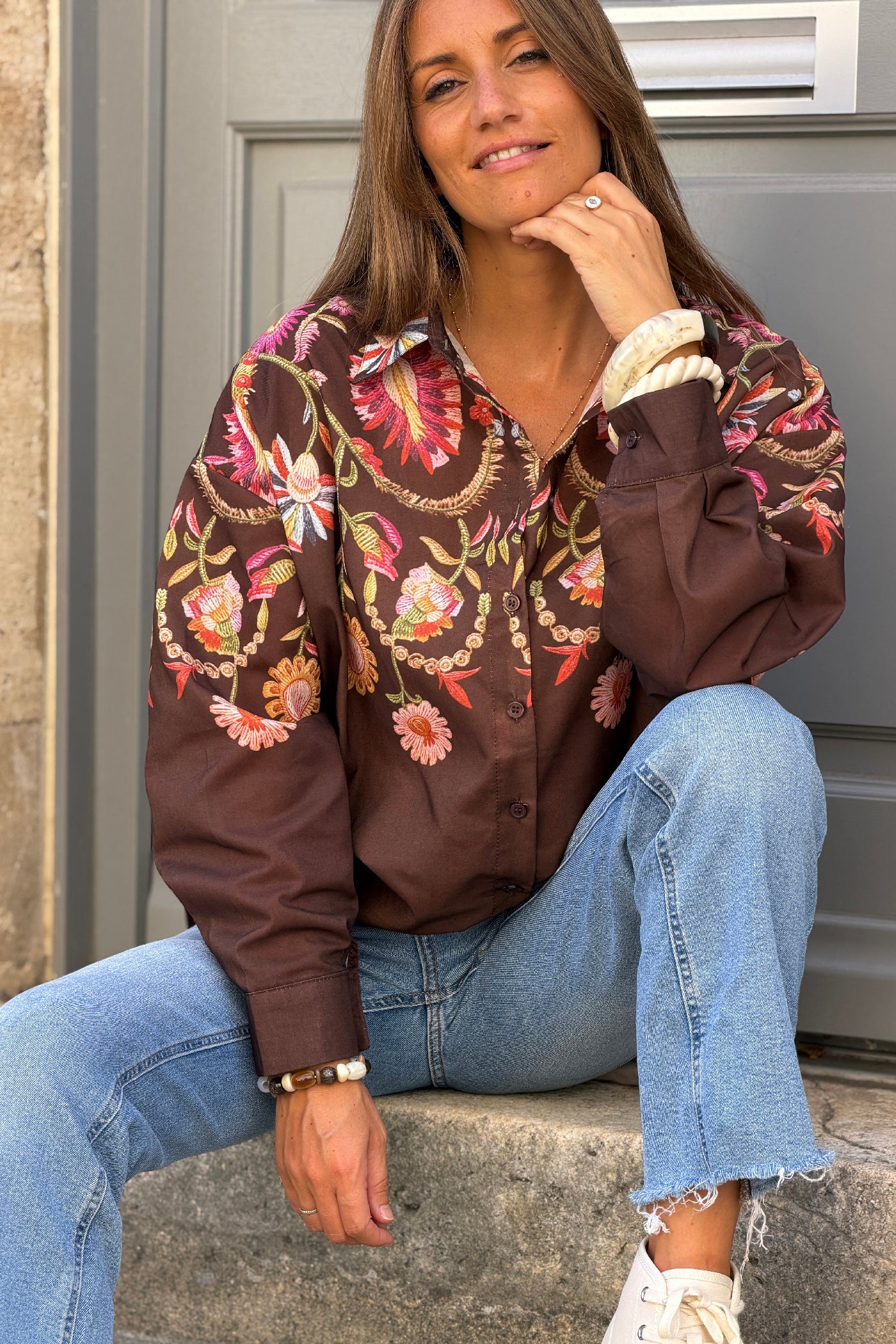 Chemise marron imprimé effet broderie fleurs colorées