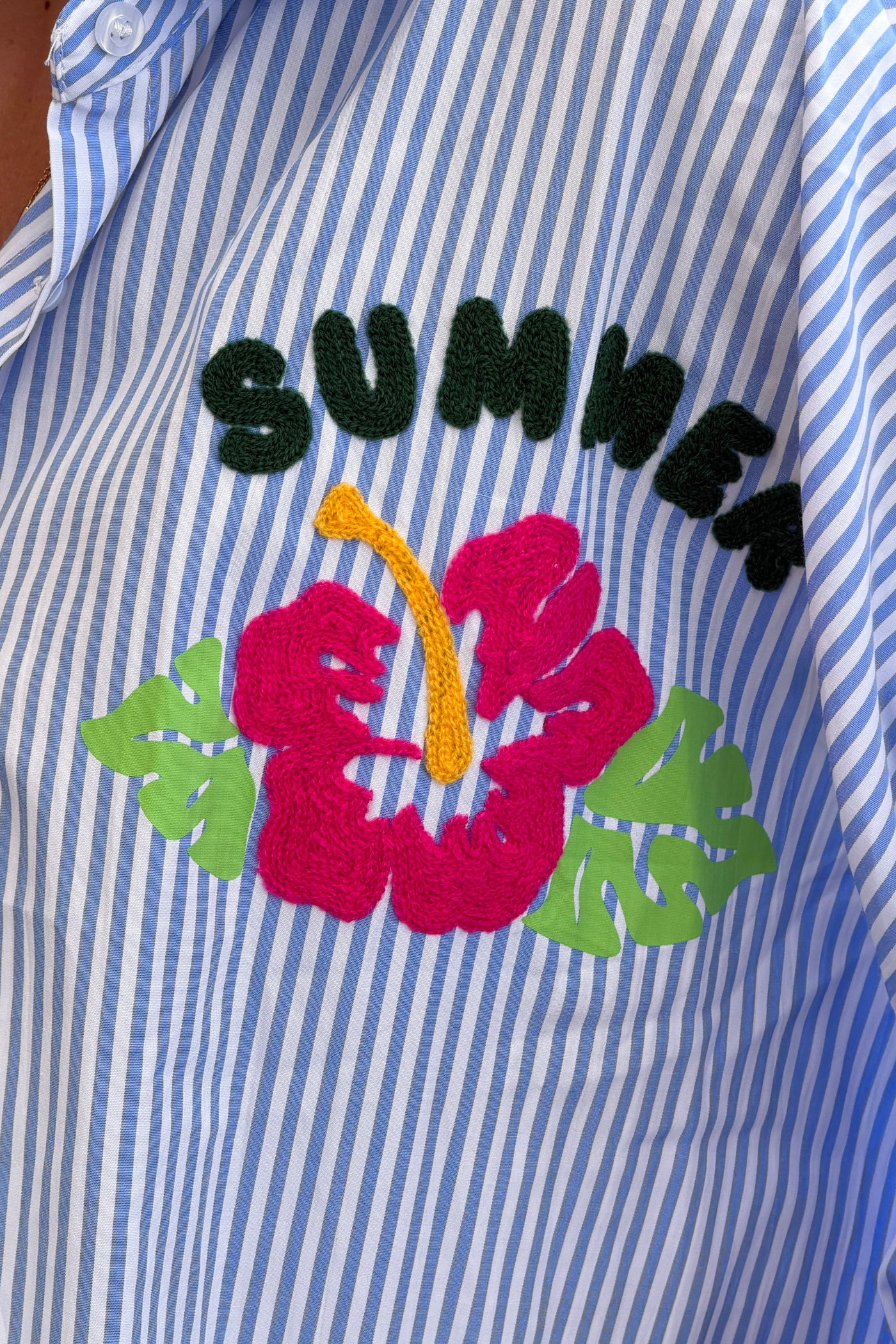 Chemise oversize rayures bleues symboles été broderie Summer Hibiscus