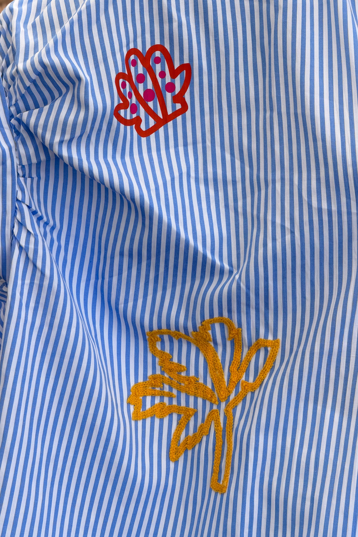 Chemise oversize rayures bleues symboles été broderie Summer Hibiscus