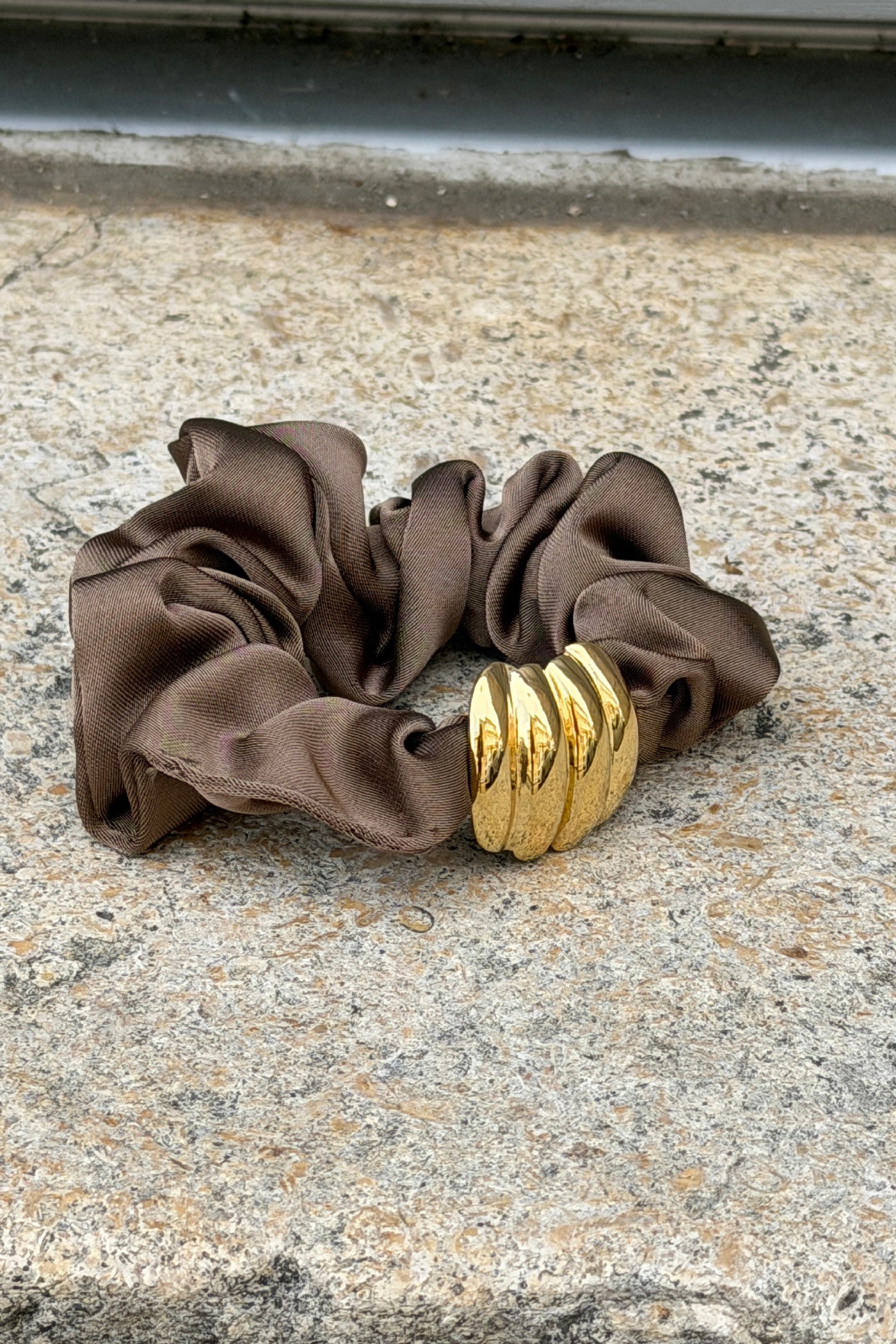 Bracelet chouchou bijou taupe avec détail doré en relief