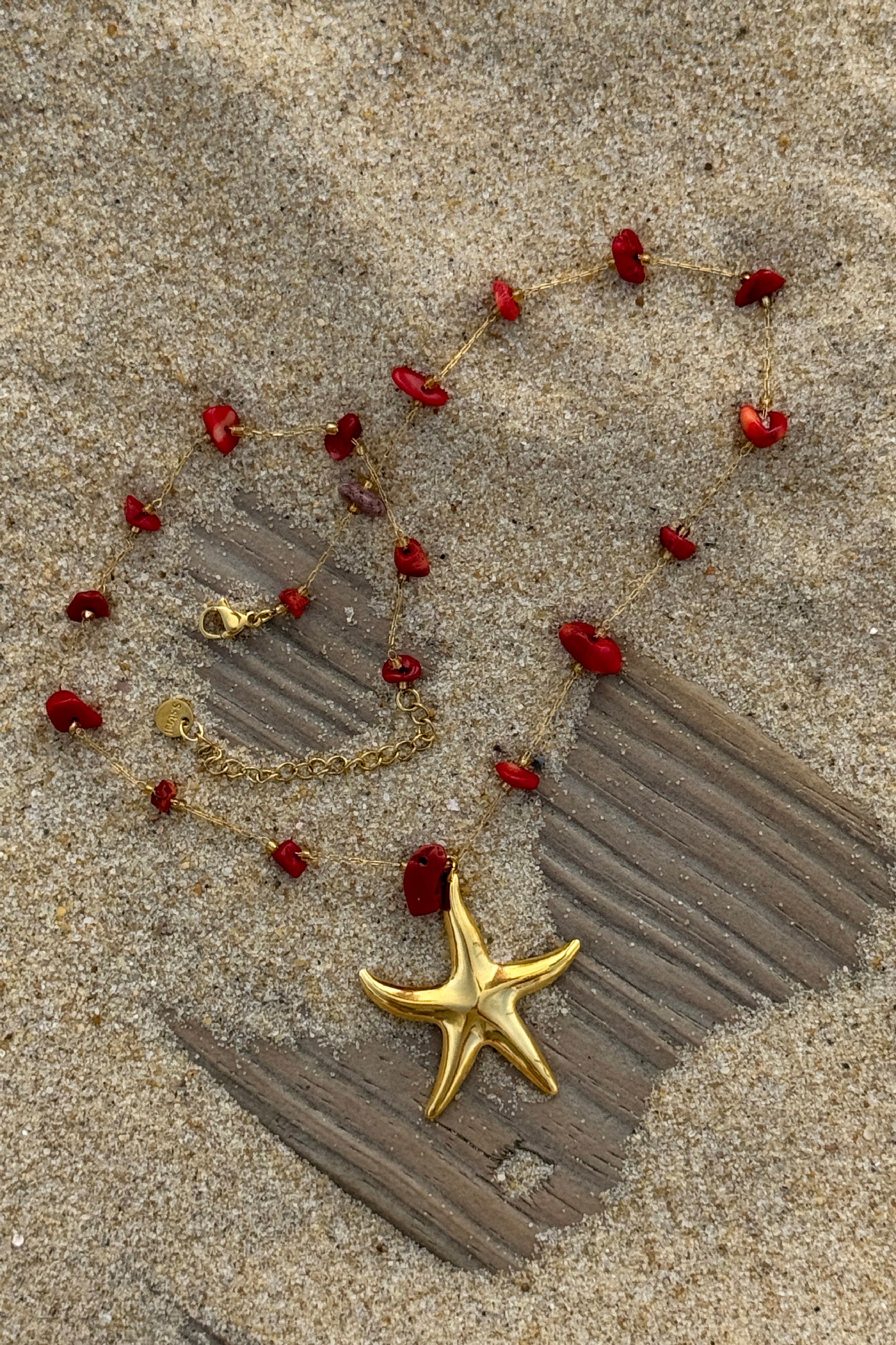 Collier petite chaine dorée et pierre résine corail pendentif étoile