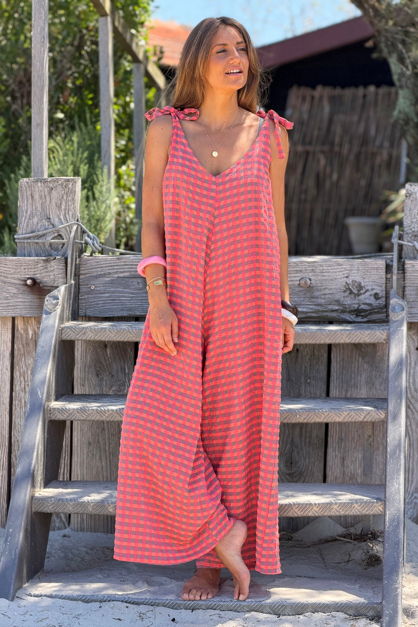 Combi pantalon à carreaux corail effet texturé bretelles nœuds