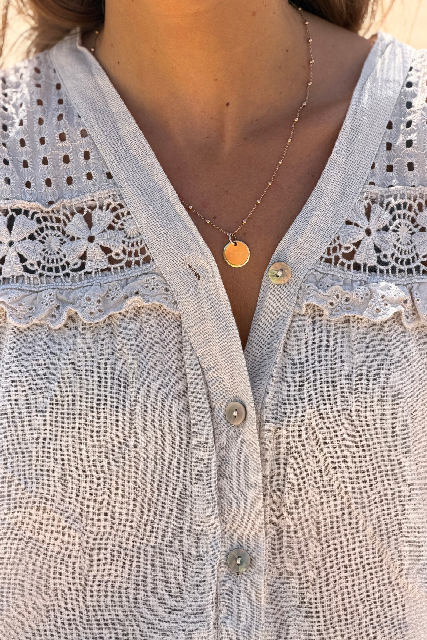 Débardeur à boutons beige en coton effet piqué broderie et dentelle au col