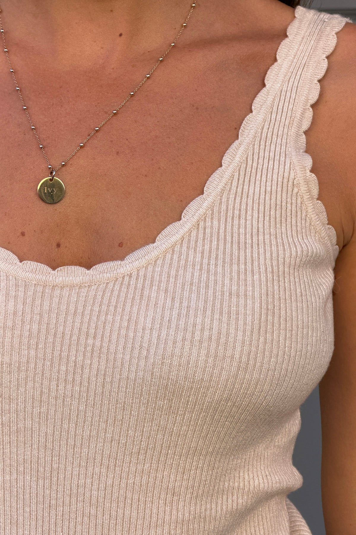 Débardeur beige tout doux petite maille côtelée col détail vagues
