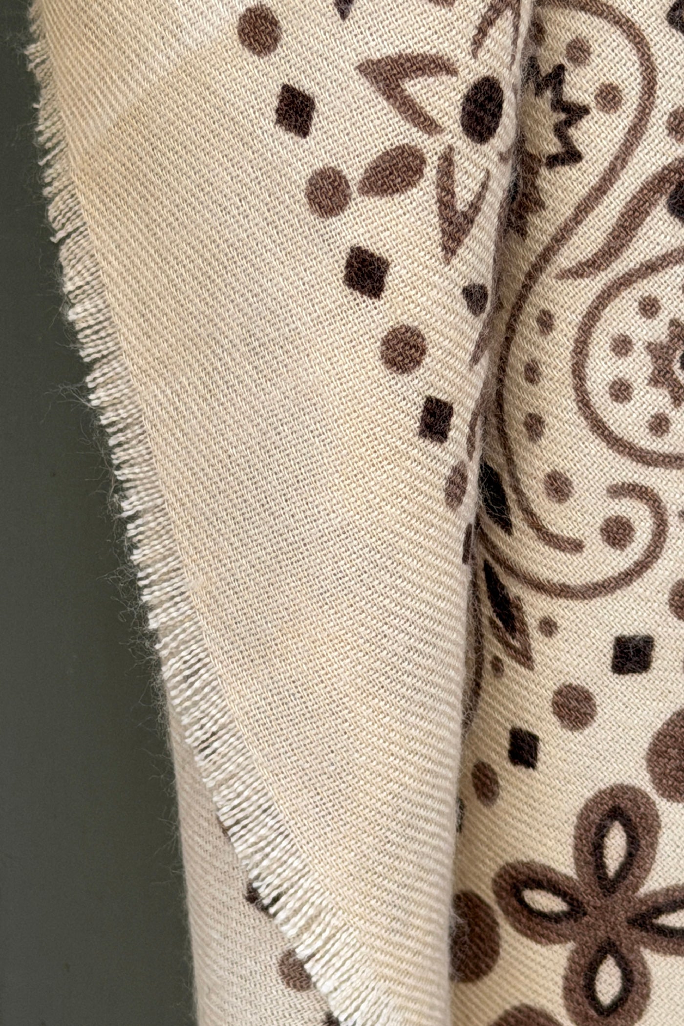Écharpe beige douce imprimé bandana à finitions franges