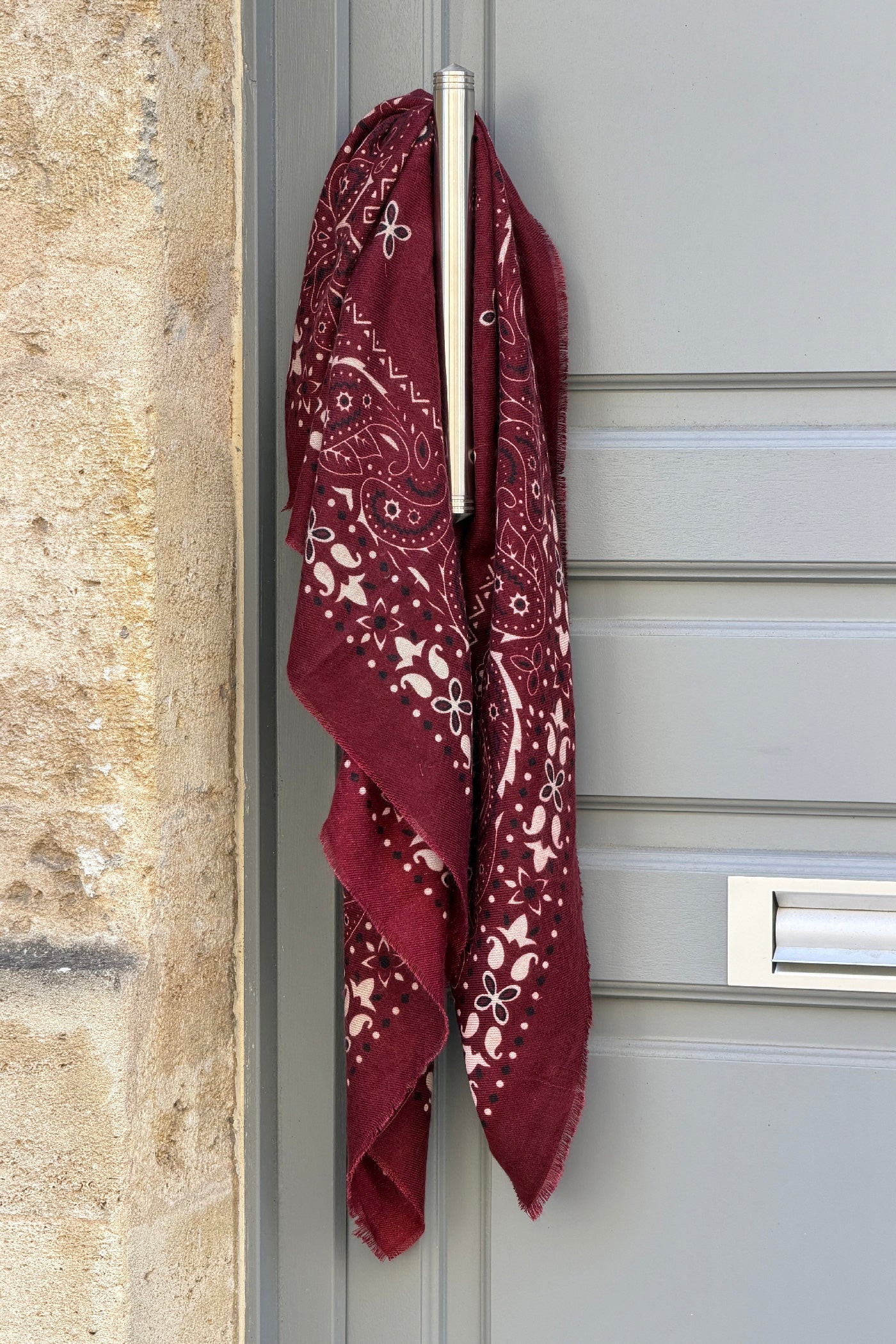 Écharpe bordeaux aubergine douce imprimé bandana à finitions franges