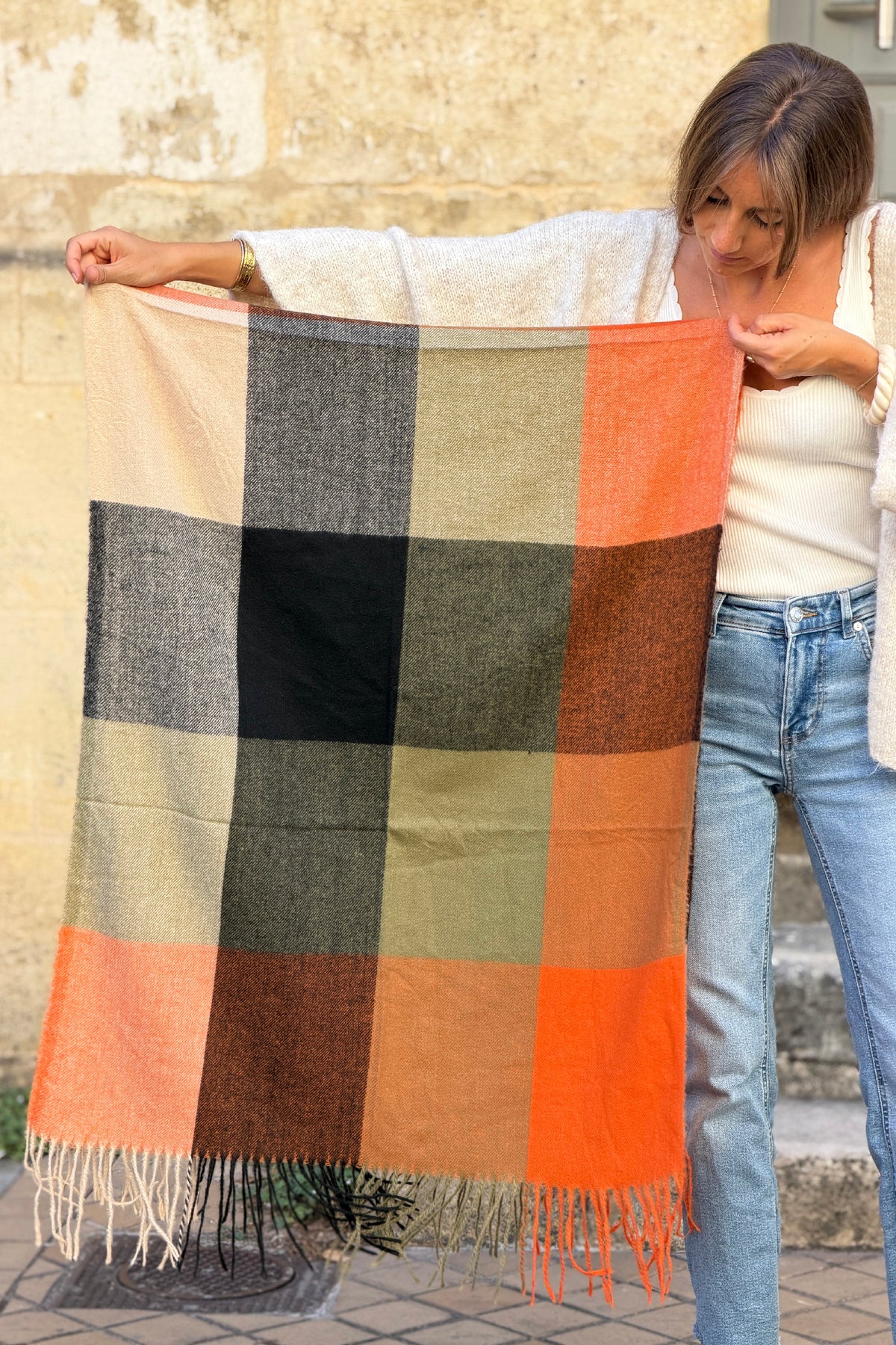 Echarpe douce à franges motif carreaux orange et kaki