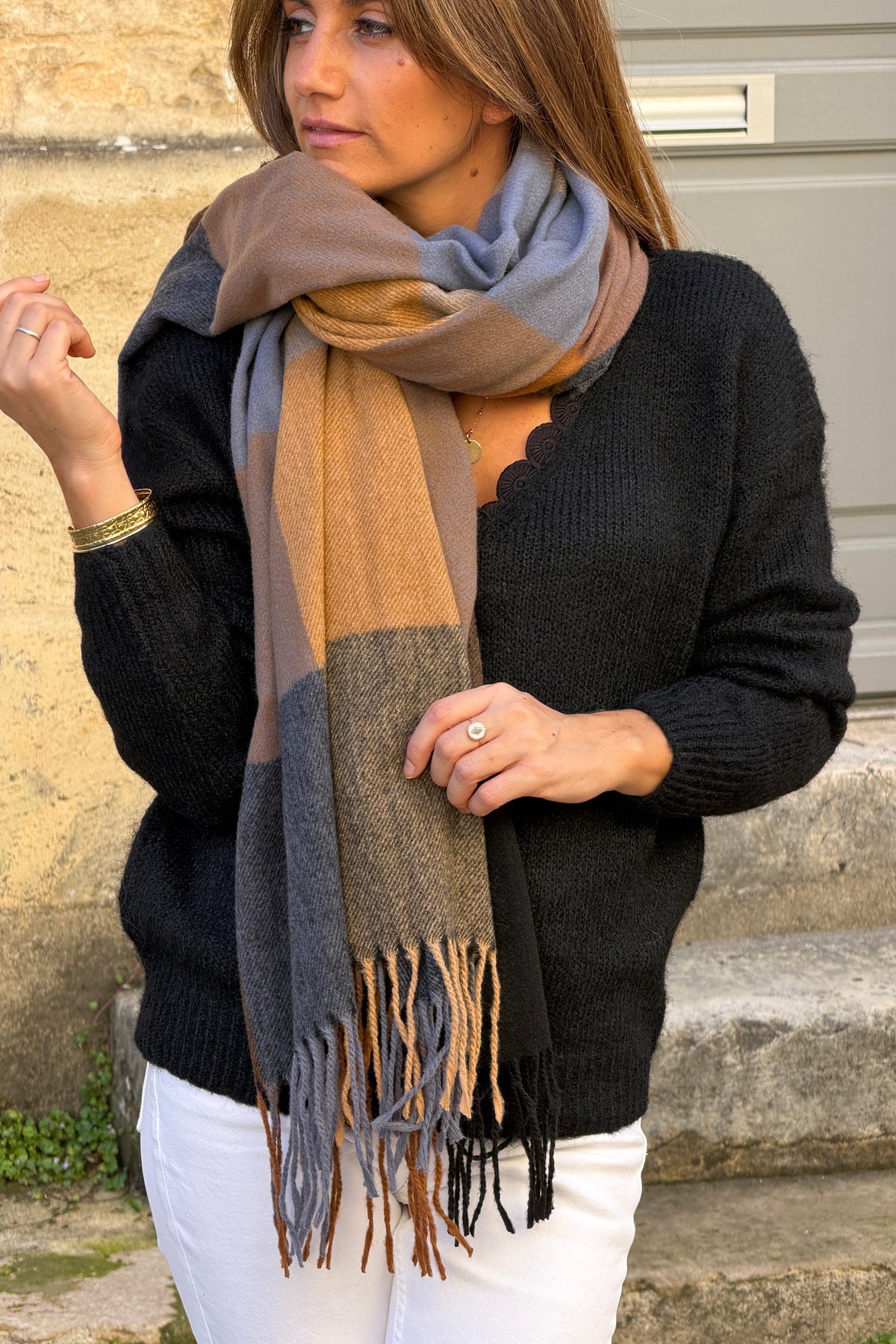 Echarpe douce carrée à carreaux camel noir et bleu avec franges