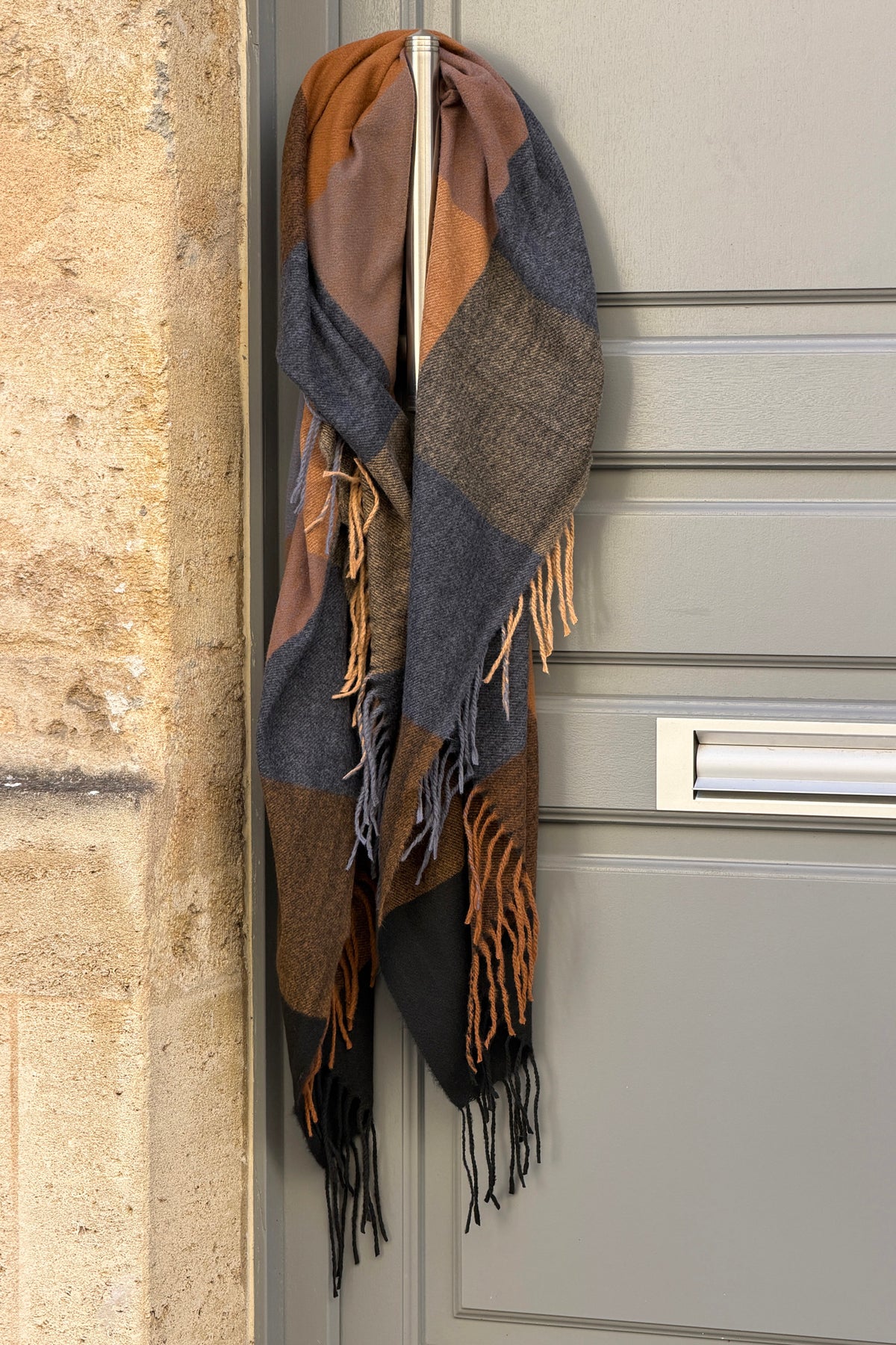 Echarpe douce carrée à carreaux camel noir et bleu avec franges